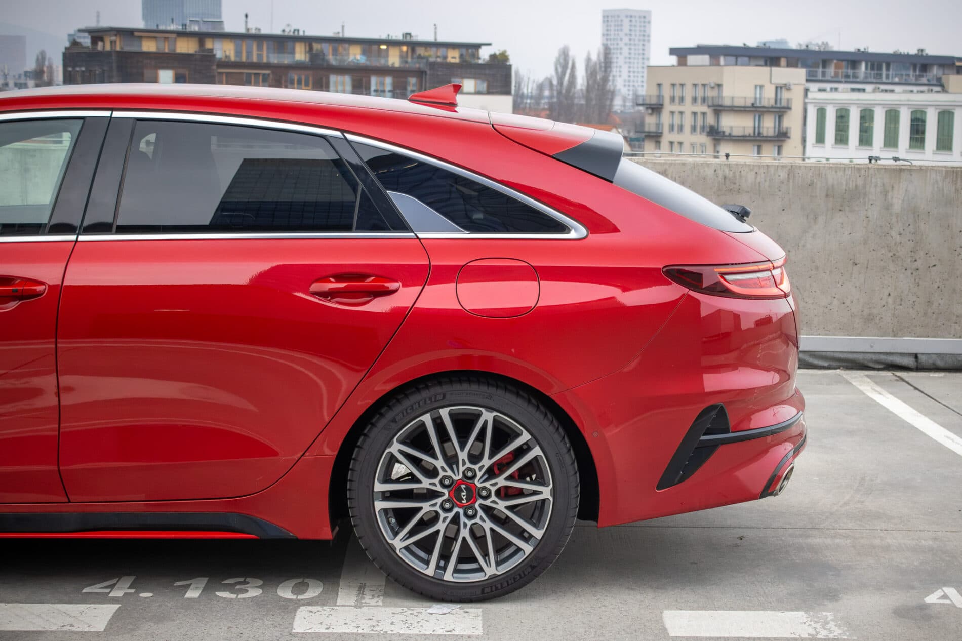 2024 Kia ProCeed GT, červená kombi, 13 654 km