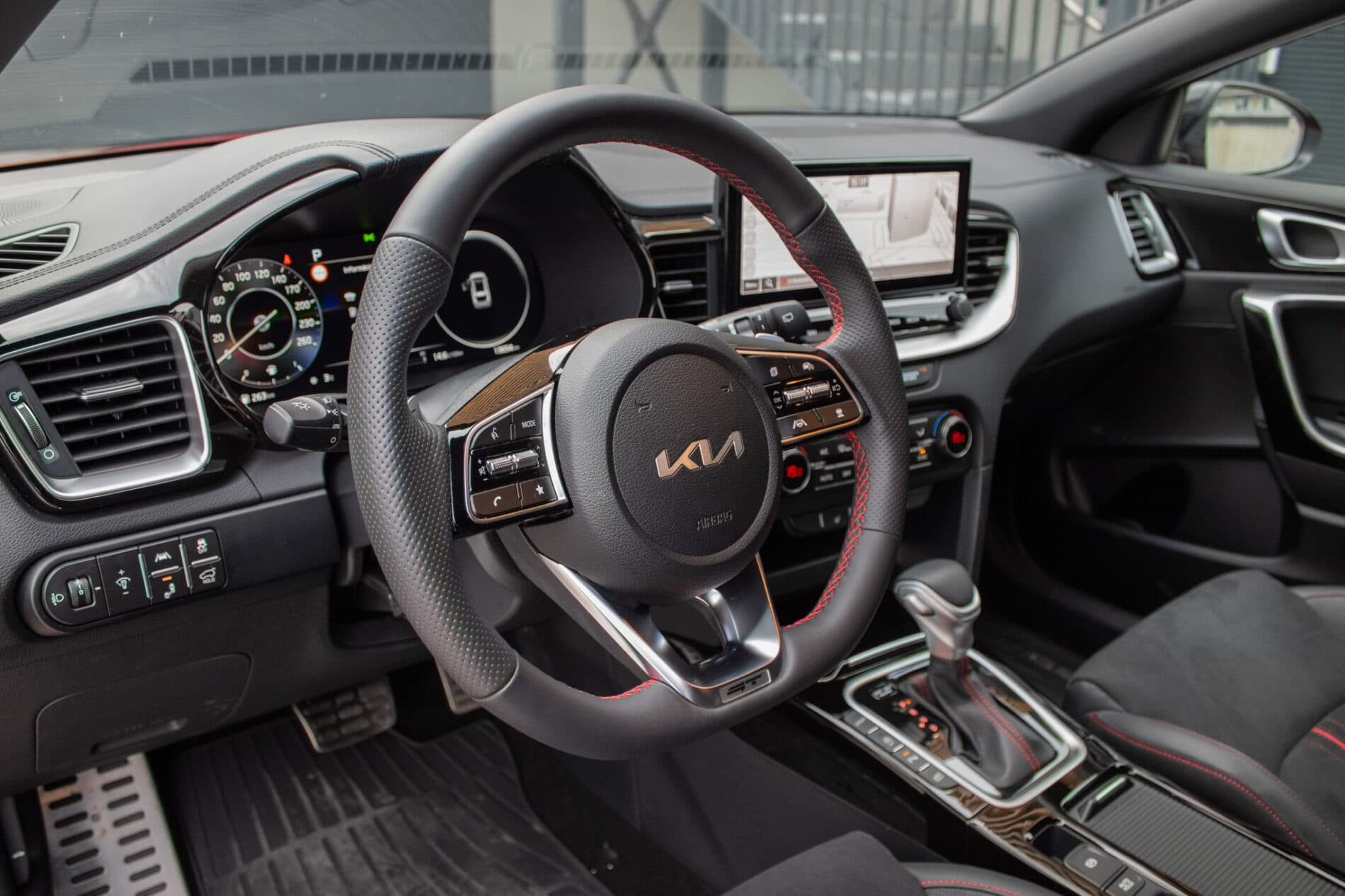 2024 Kia ProCeed GT, červená kombi, 13 654 km
