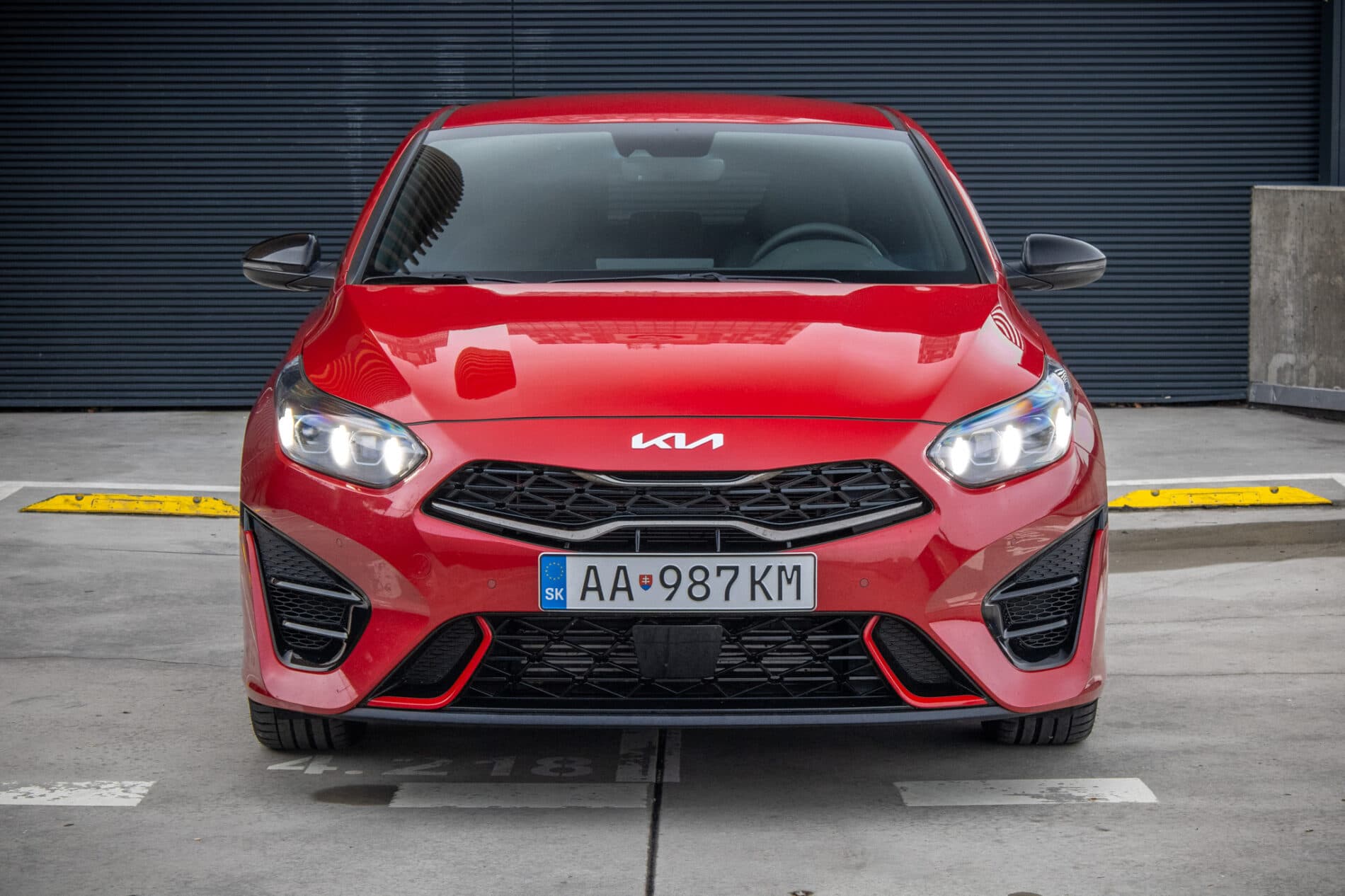 2024 Kia ProCeed GT, červená kombi, 13 654 km