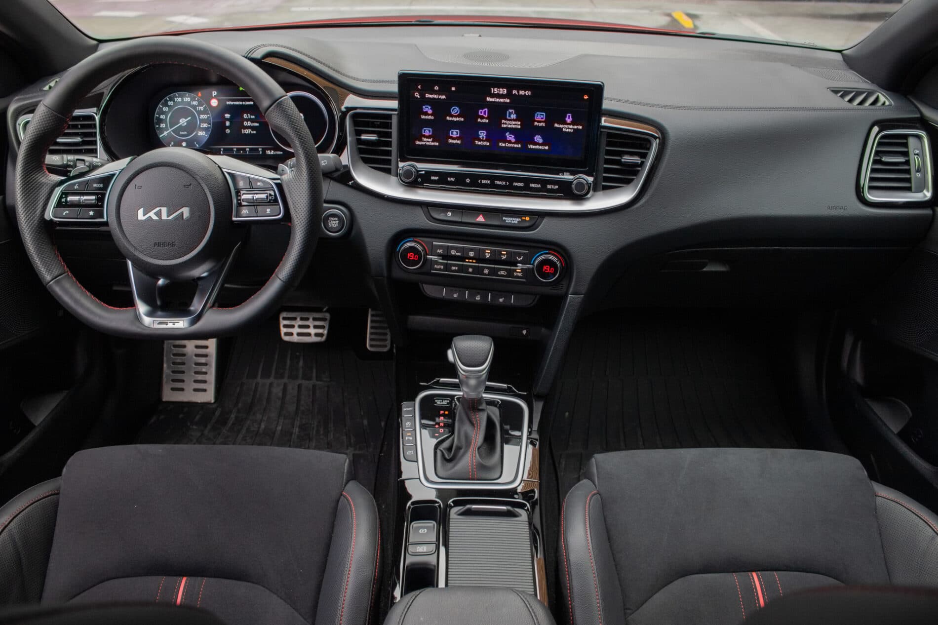 2024 Kia ProCeed GT, červená kombi, 13 654 km