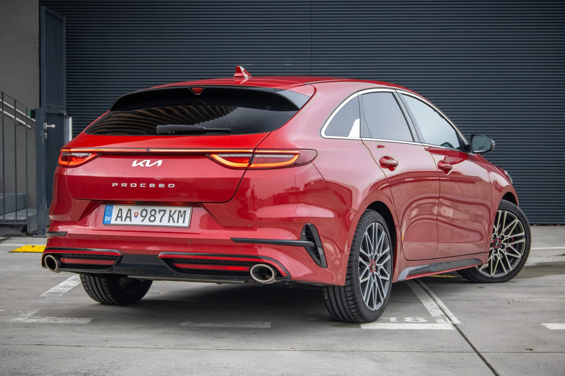 2024 Kia ProCeed GT, červená kombi, 13 654 km