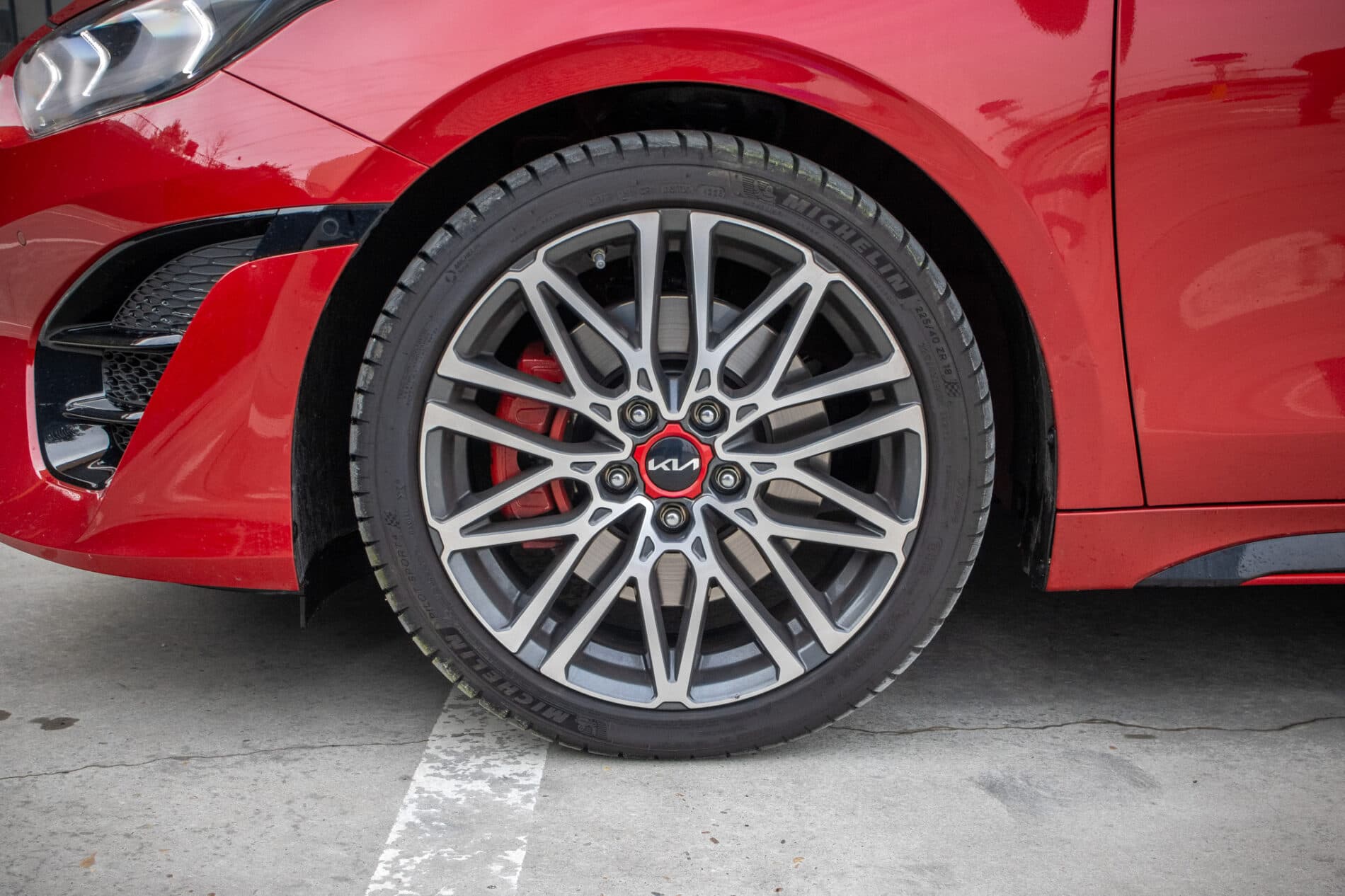 2024 Kia ProCeed GT, červená kombi, 13 654 km
