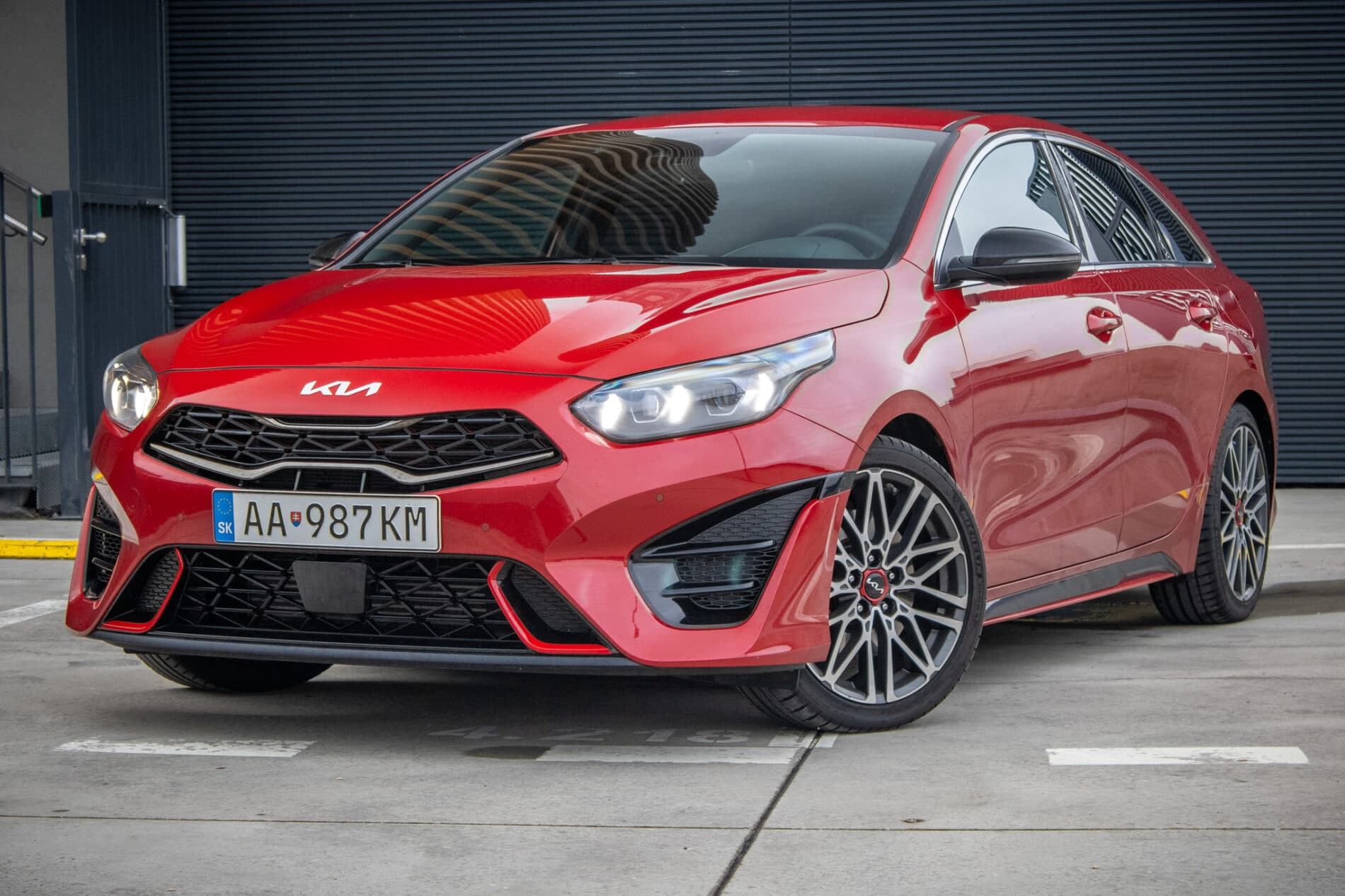 2024 Kia ProCeed GT, červená kombi, 13 654 km
