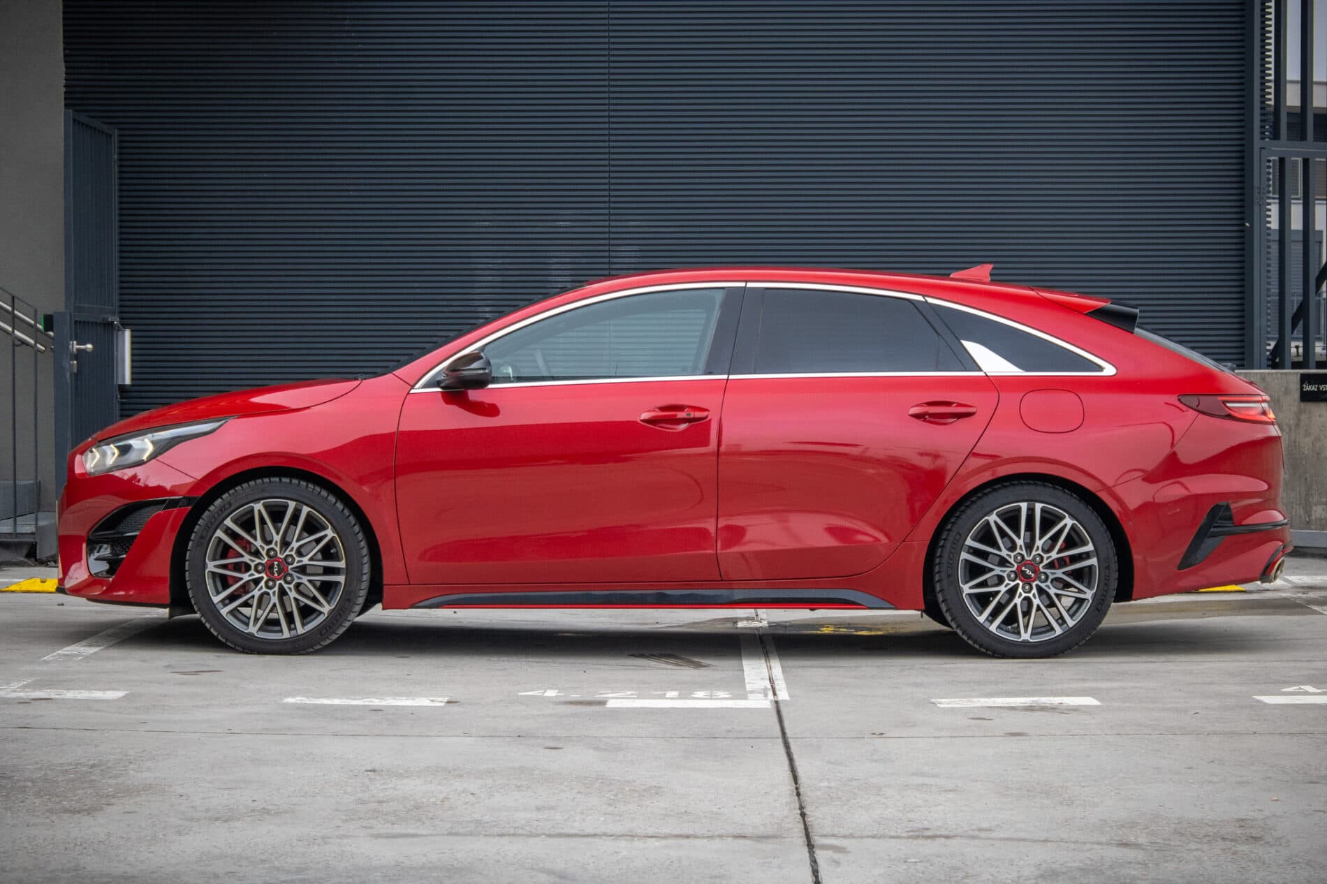 2024 Kia ProCeed GT, červená kombi, 13 654 km
