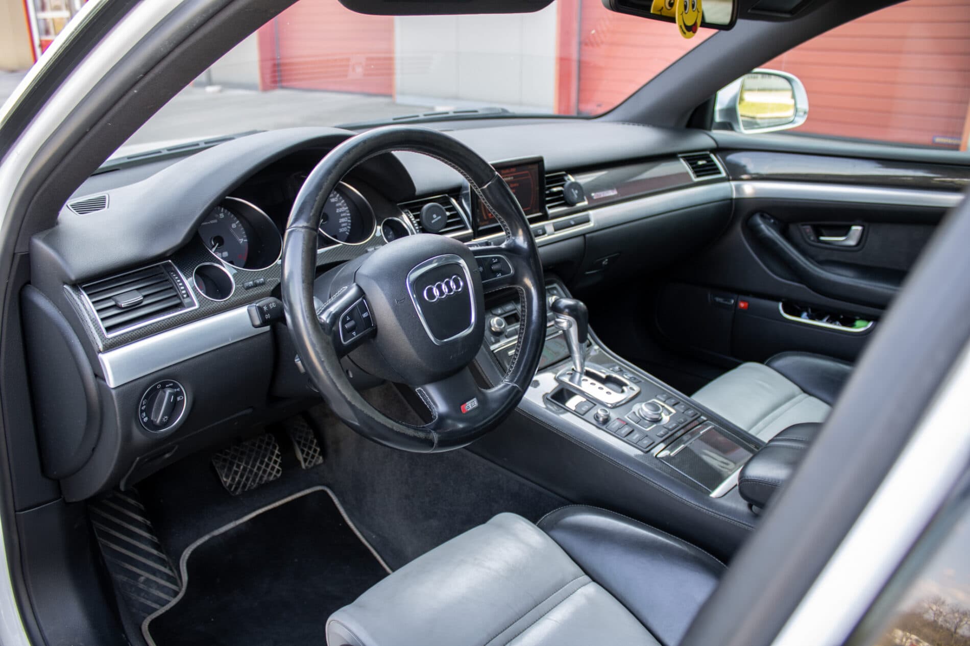2008 AUDI S8, biela sedan, 246 825 km