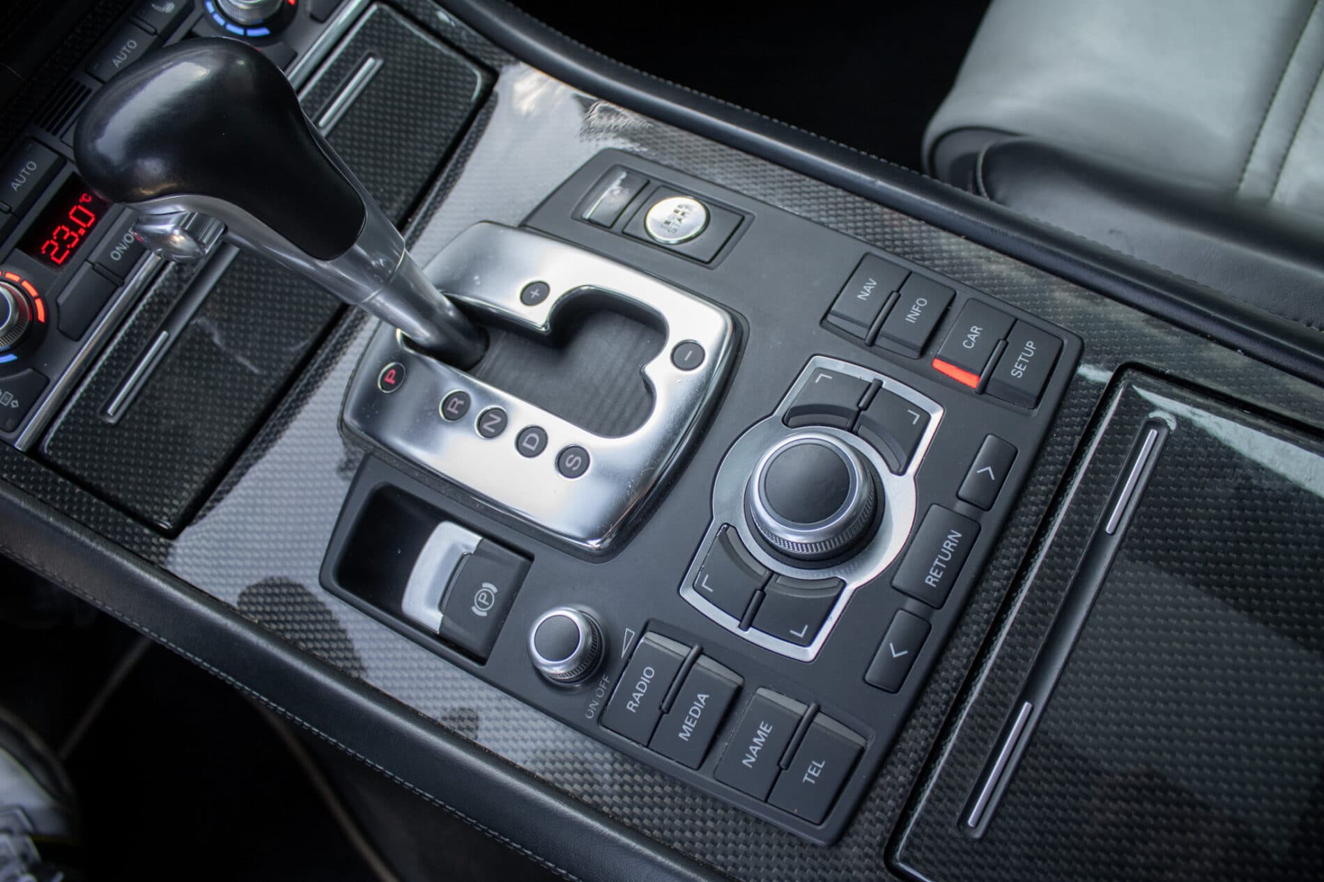2008 AUDI S8, biela sedan, 246 825 km