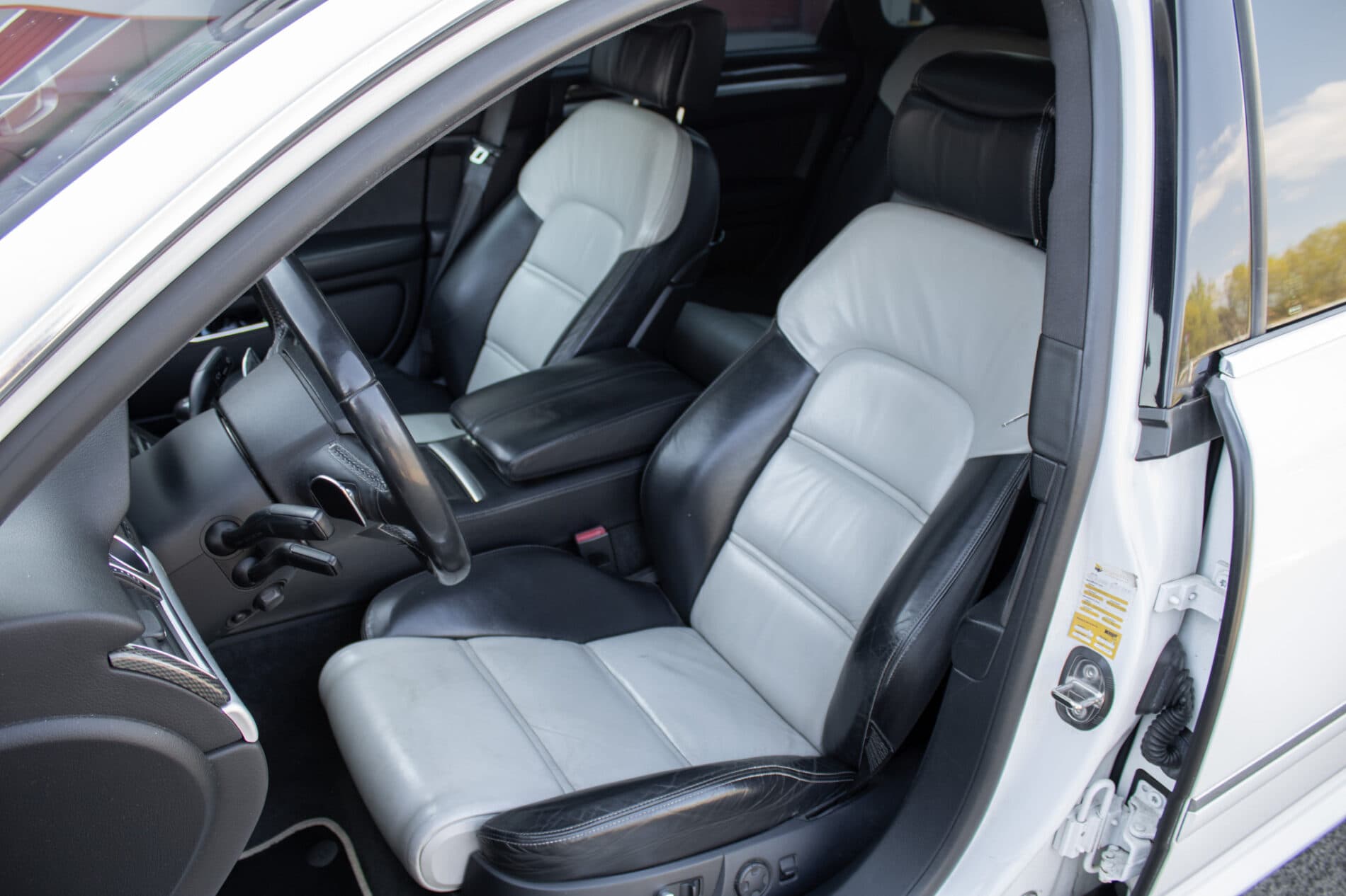 2008 AUDI S8, biela sedan, 246 825 km