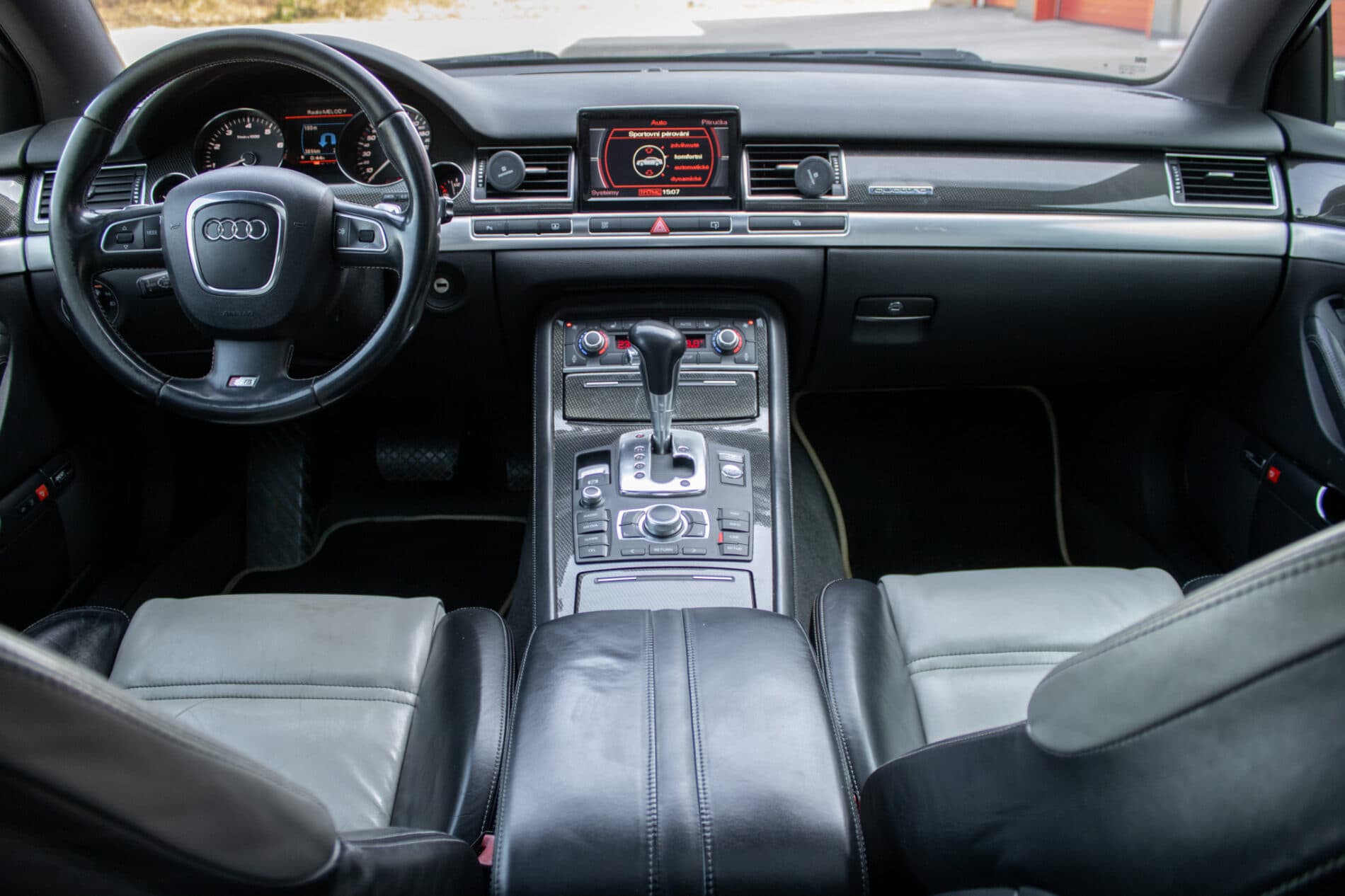 2008 AUDI S8, biela sedan, 246 825 km
