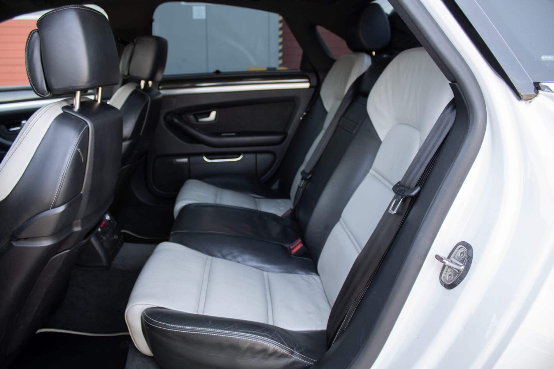 2008 AUDI S8, biela sedan, 246 825 km
