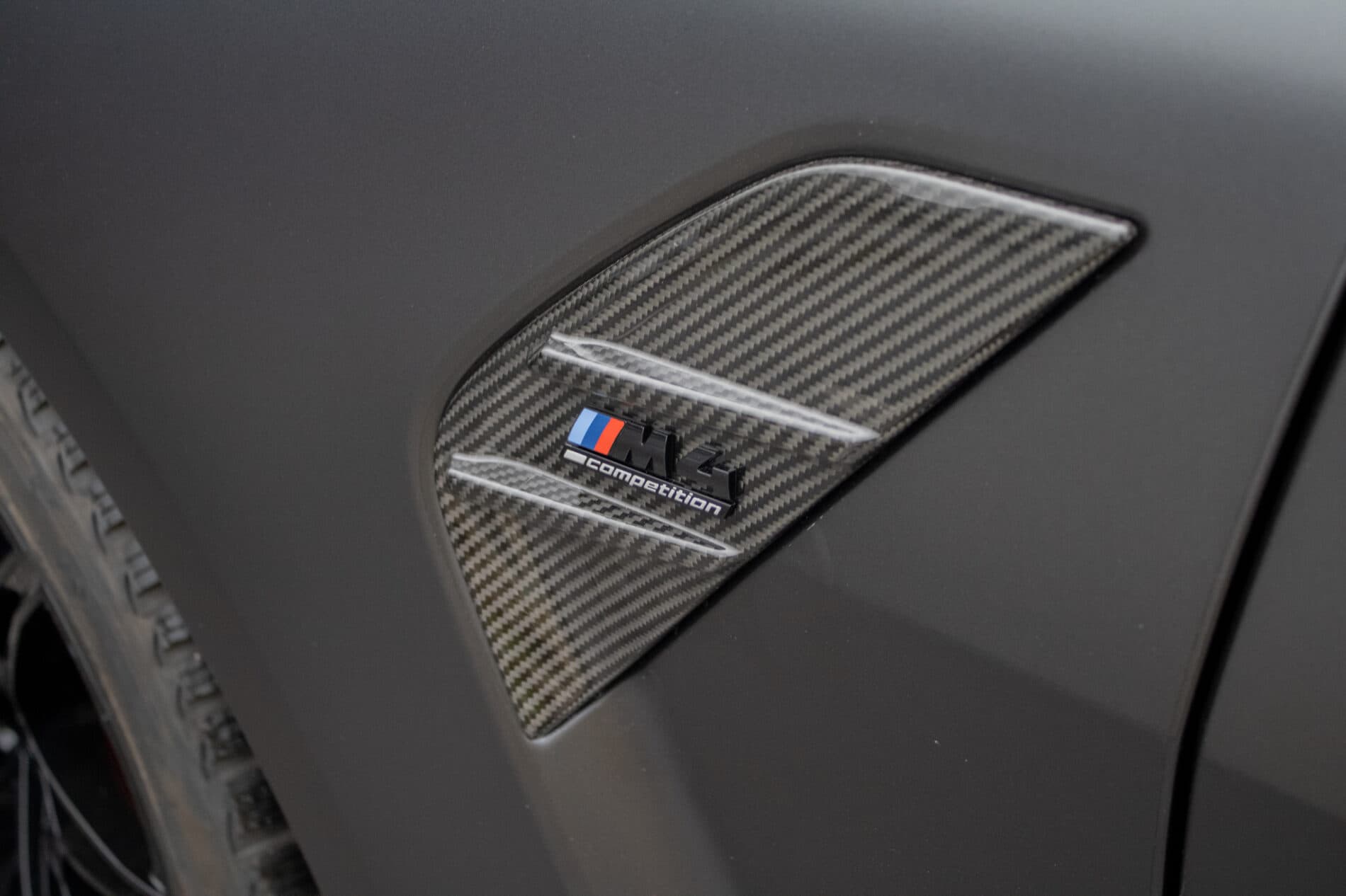 2023 BMW M4, sivá kupé, 9 194 km