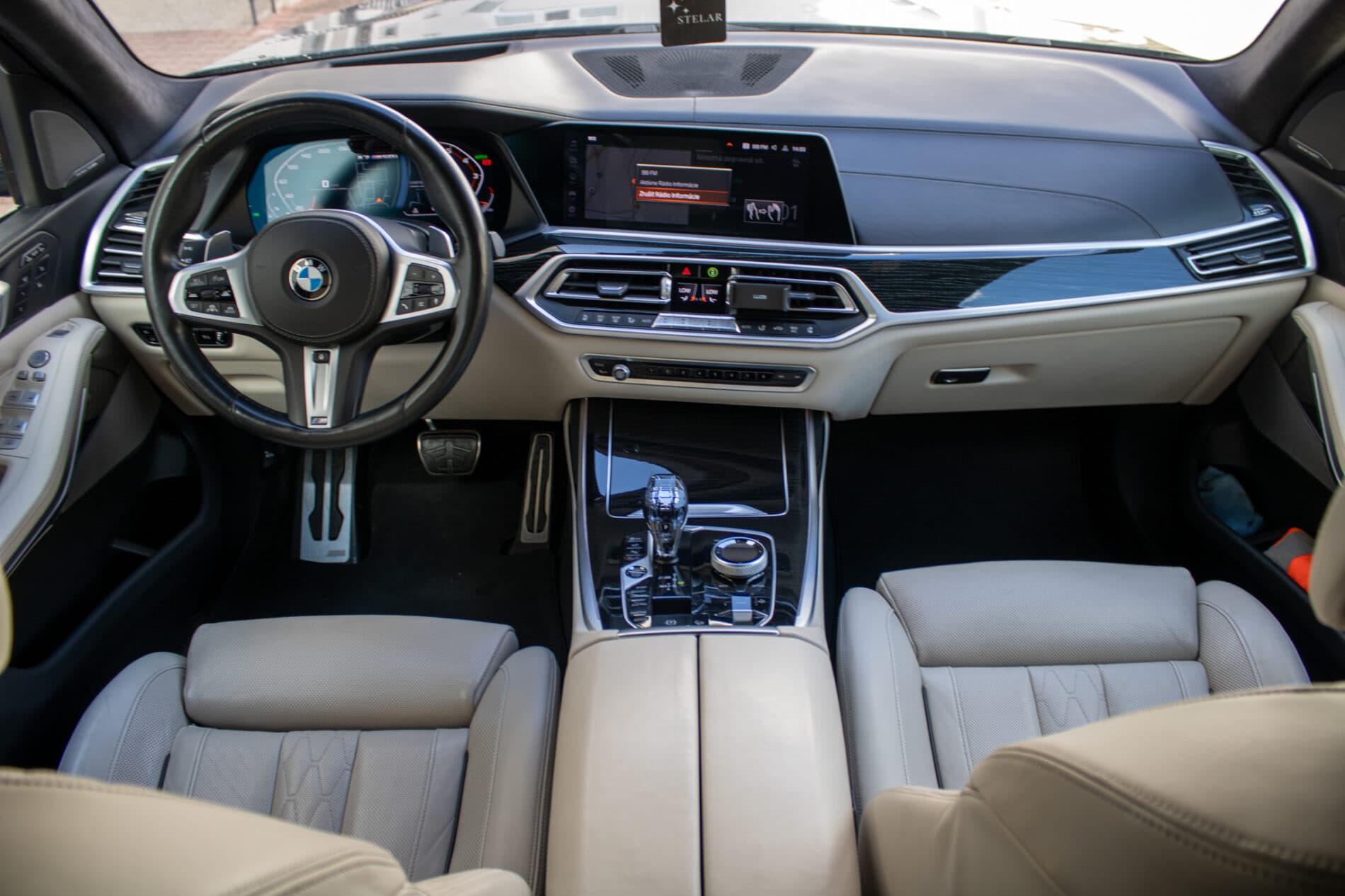 2021 BMW X7 M50i, modrá suv, 154 649 km