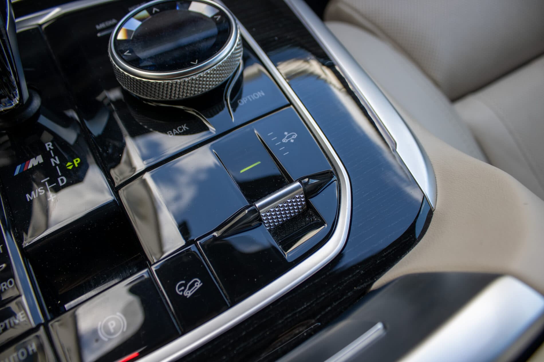 2021 BMW X7 M50i, modrá suv, 154 649 km