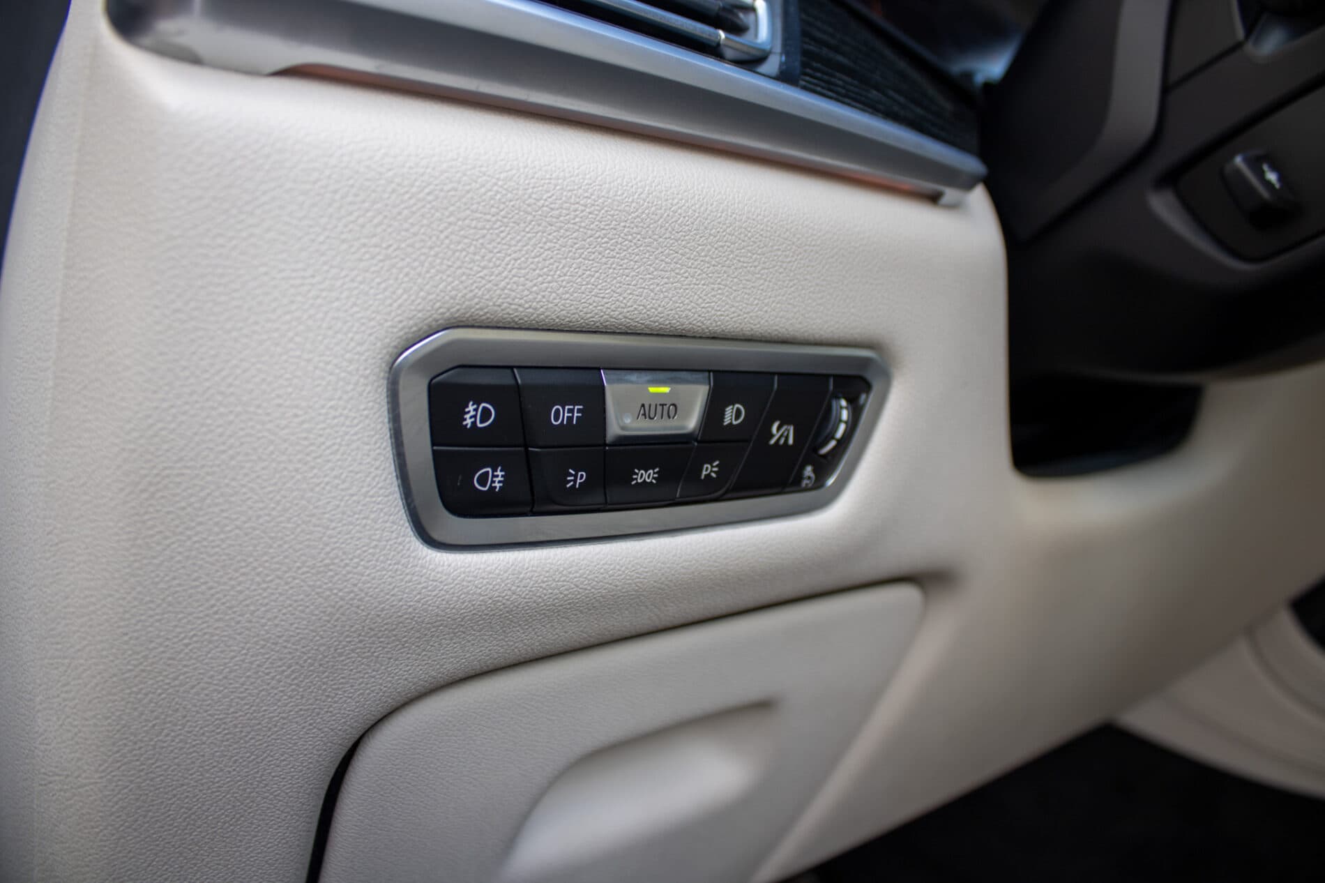 2021 BMW X7 M50i, modrá suv, 154 649 km
