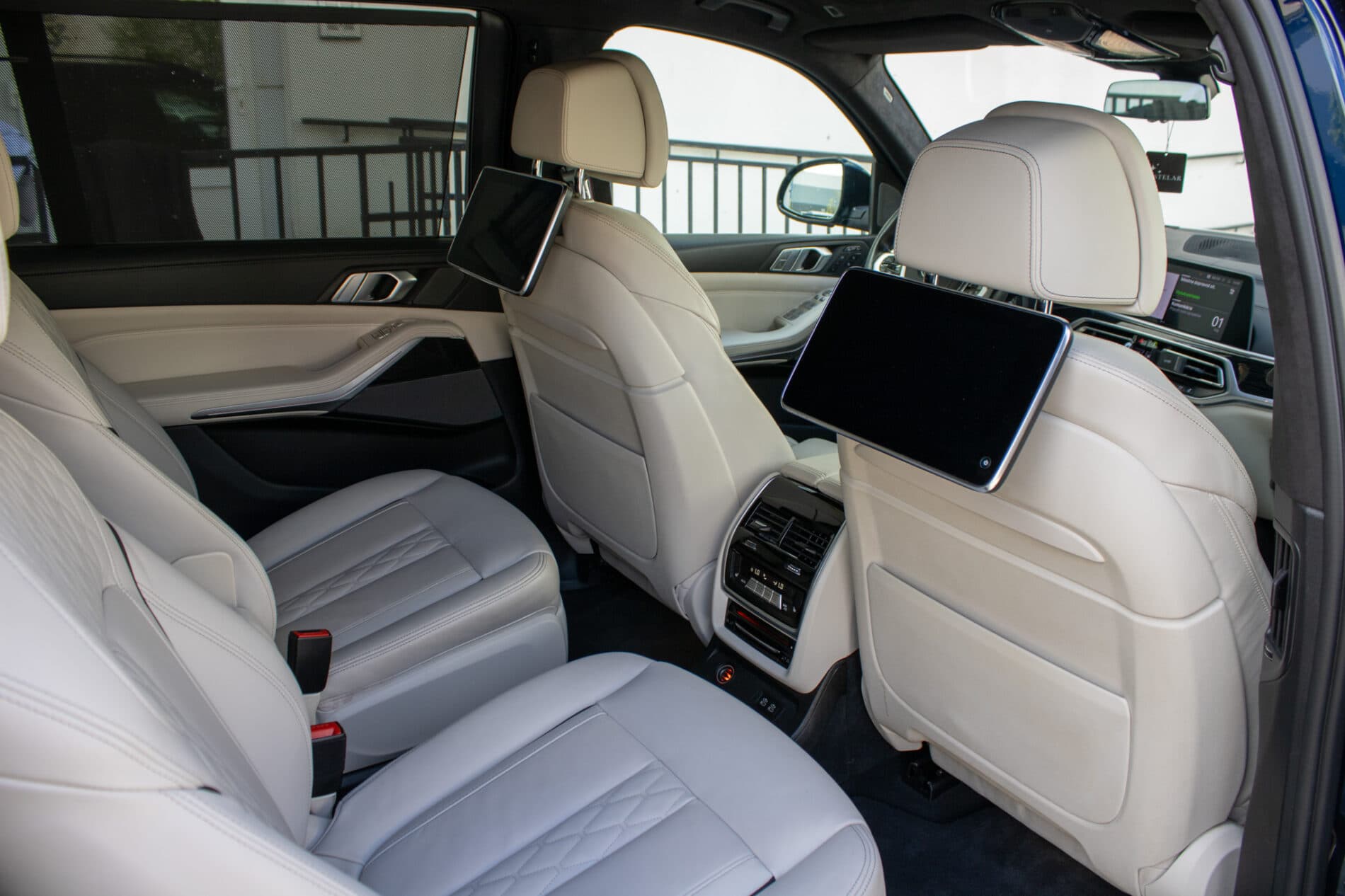 2021 BMW X7 M50i, modrá suv, 154 649 km