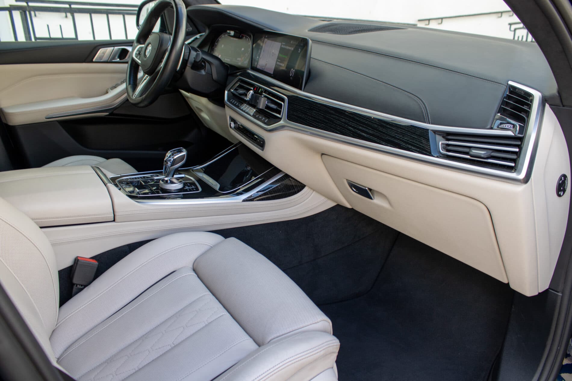 2021 BMW X7 M50i, modrá suv, 154 649 km
