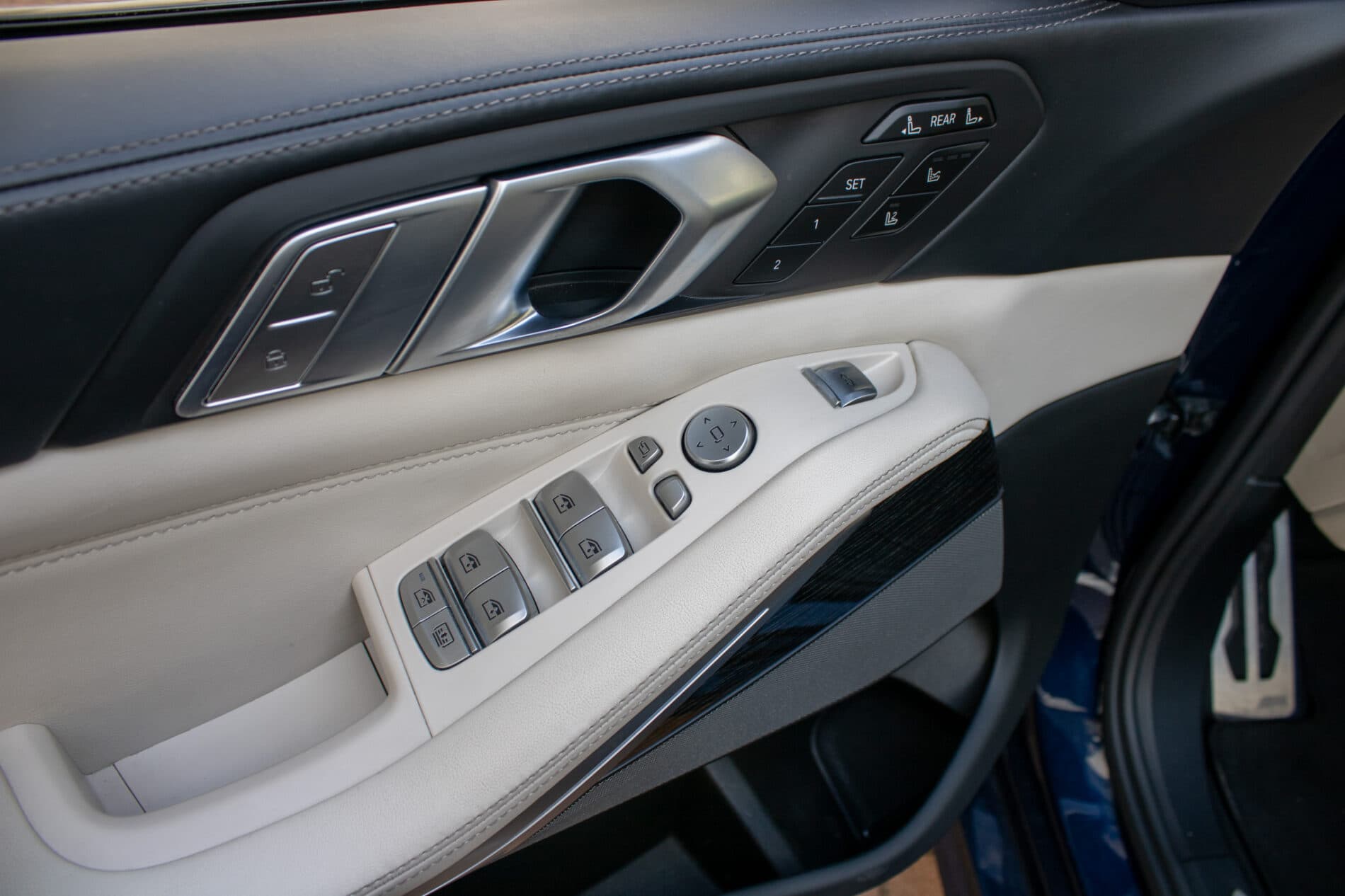2021 BMW X7 M50i, modrá suv, 154 649 km