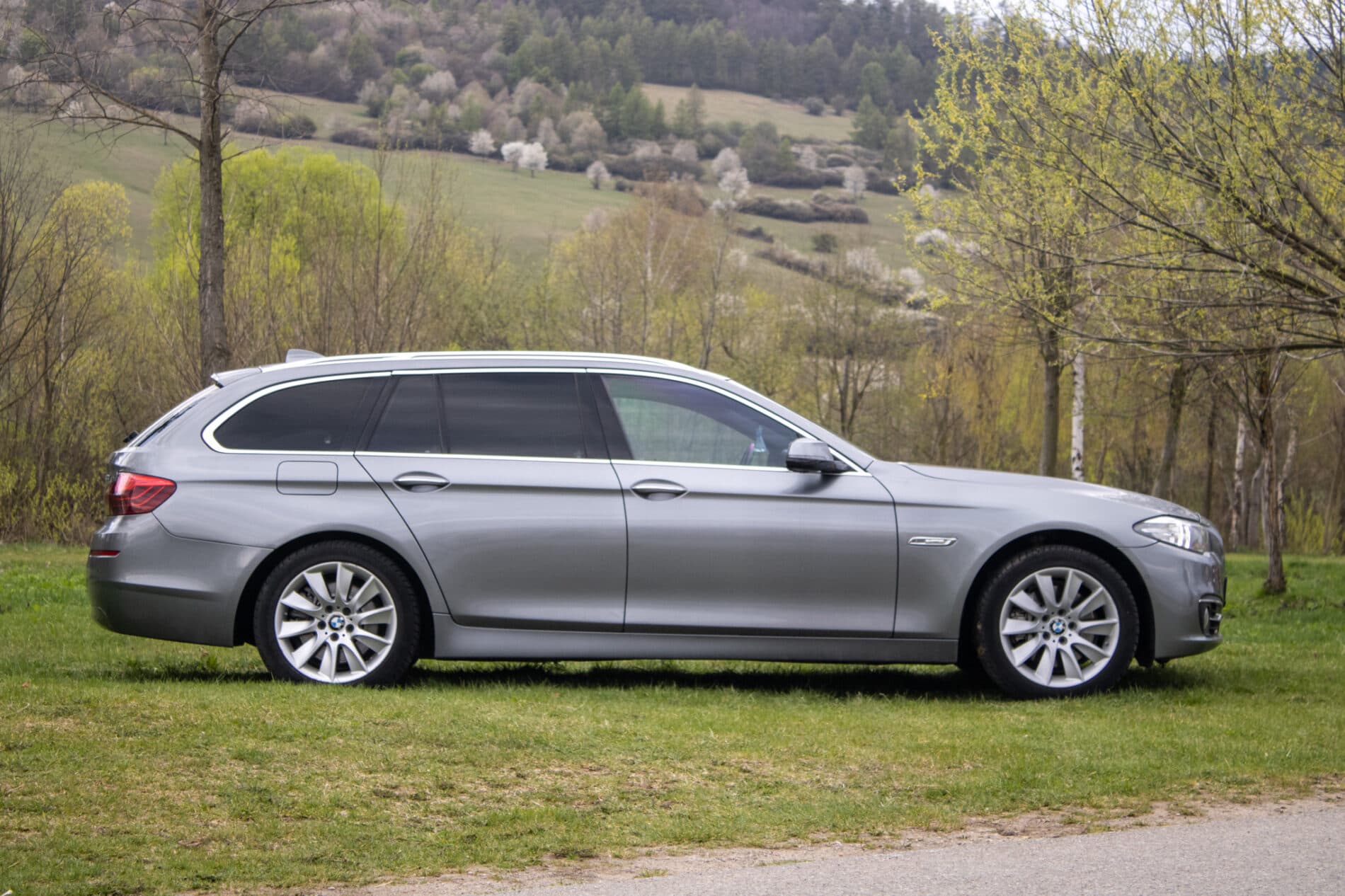 2014 BMW 530d, sivá kombi, 346 510 km