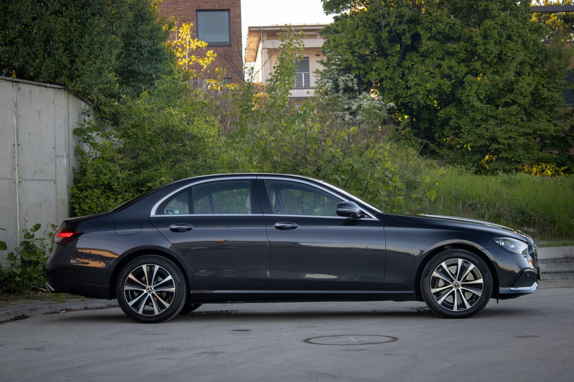 2021 Mercedes-Benz E 300, sivá sedan, 55 936 km