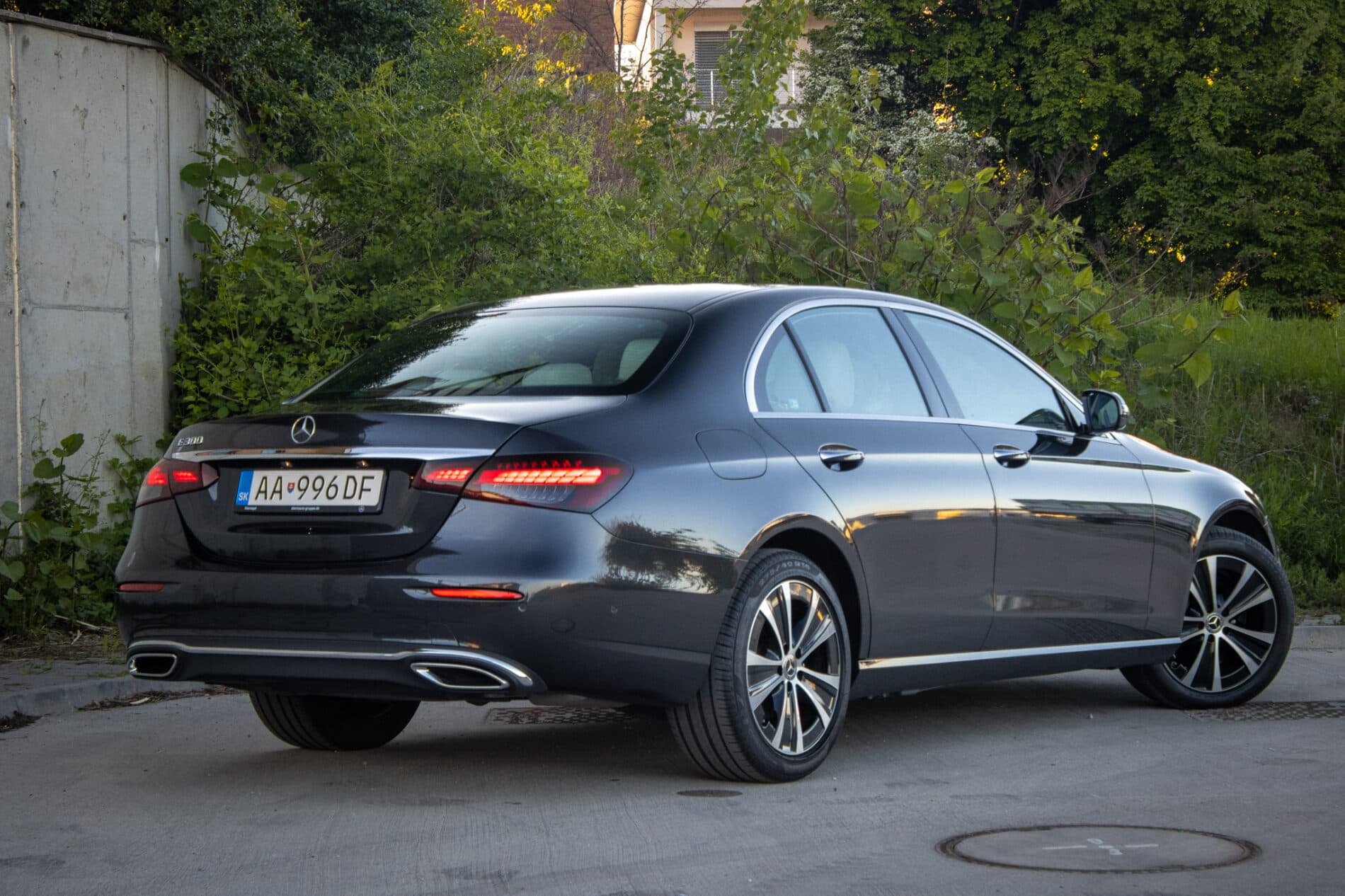 2021 Mercedes-Benz E 300, sivá sedan, 55 936 km