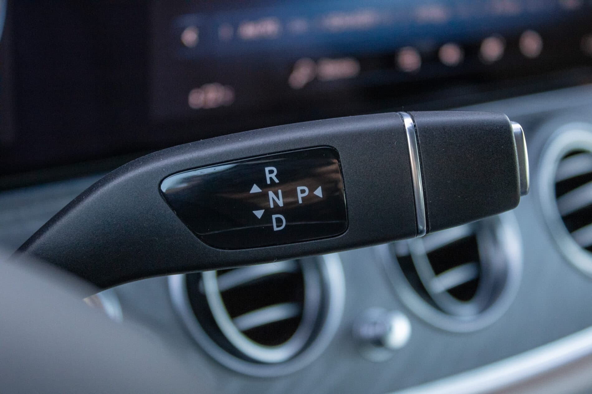 2021 Mercedes-Benz E 300, sivá sedan, 55 936 km