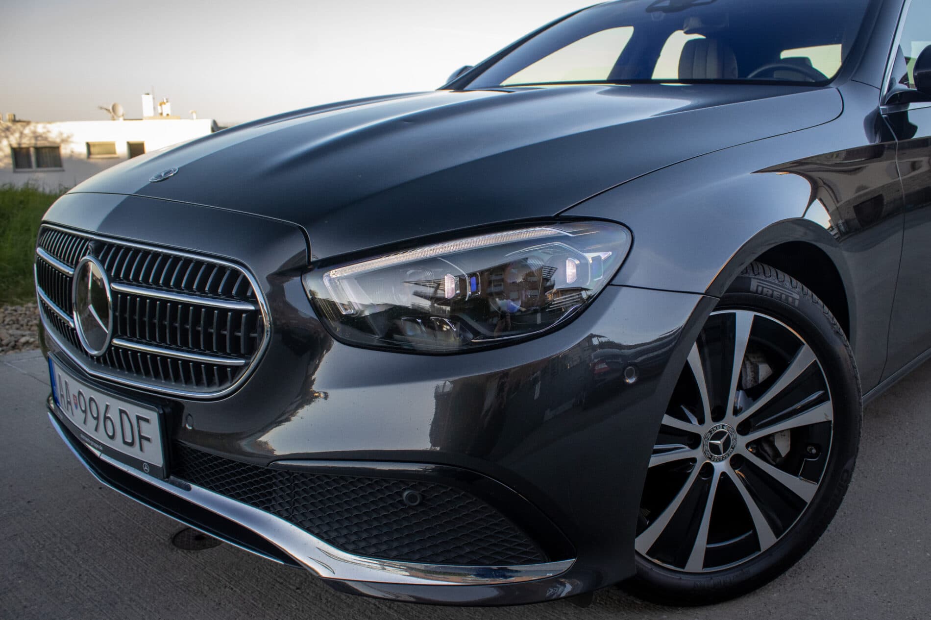 2021 Mercedes-Benz E 300, sivá sedan, 55 936 km