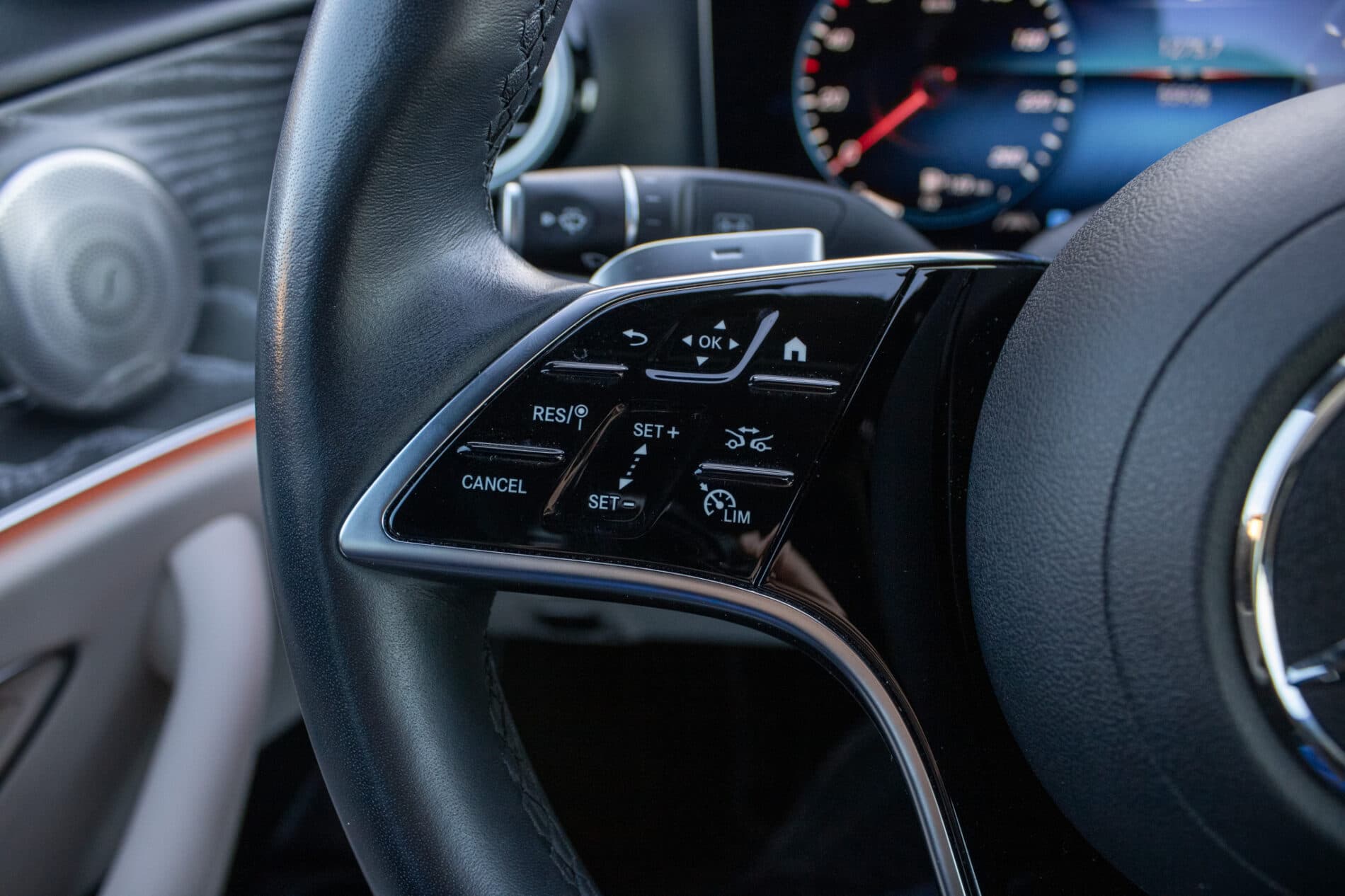 2021 Mercedes-Benz E 300, sivá sedan, 55 936 km
