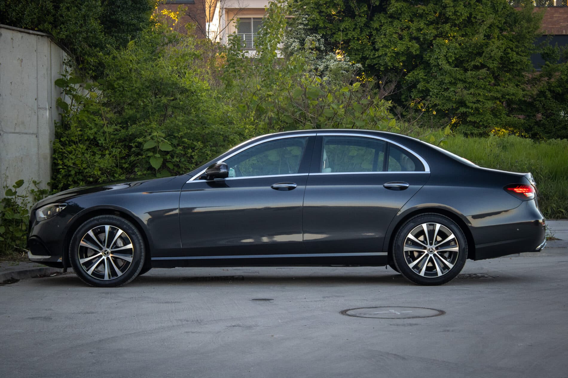 2021 Mercedes-Benz E 300, sivá sedan, 55 936 km