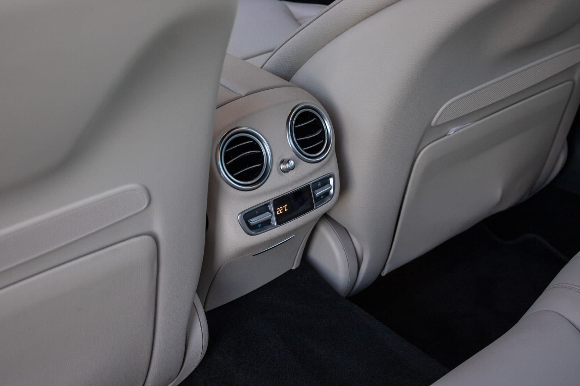 2021 Mercedes-Benz E 300, sivá sedan, 55 936 km