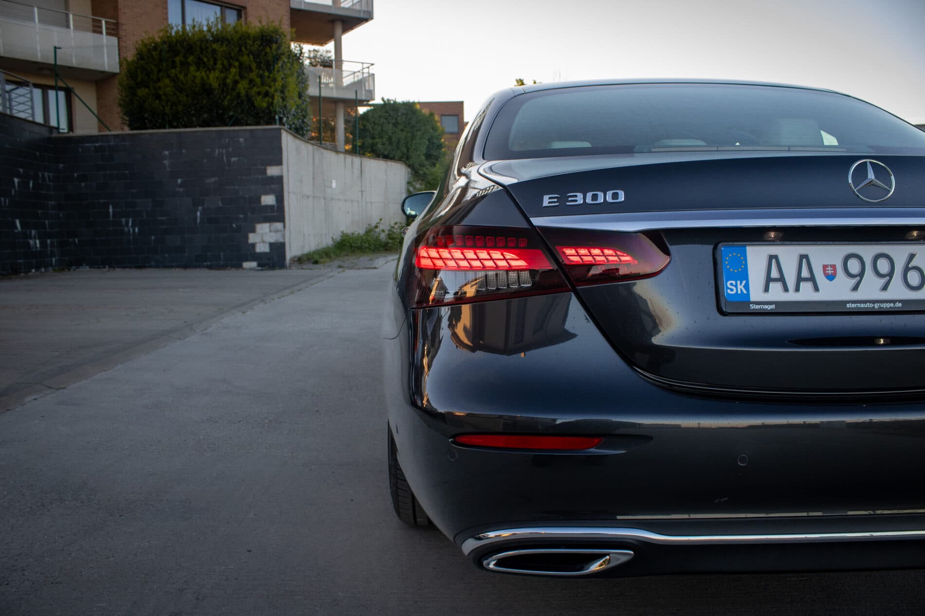 2021 Mercedes-Benz E 300, sivá sedan, 55 936 km