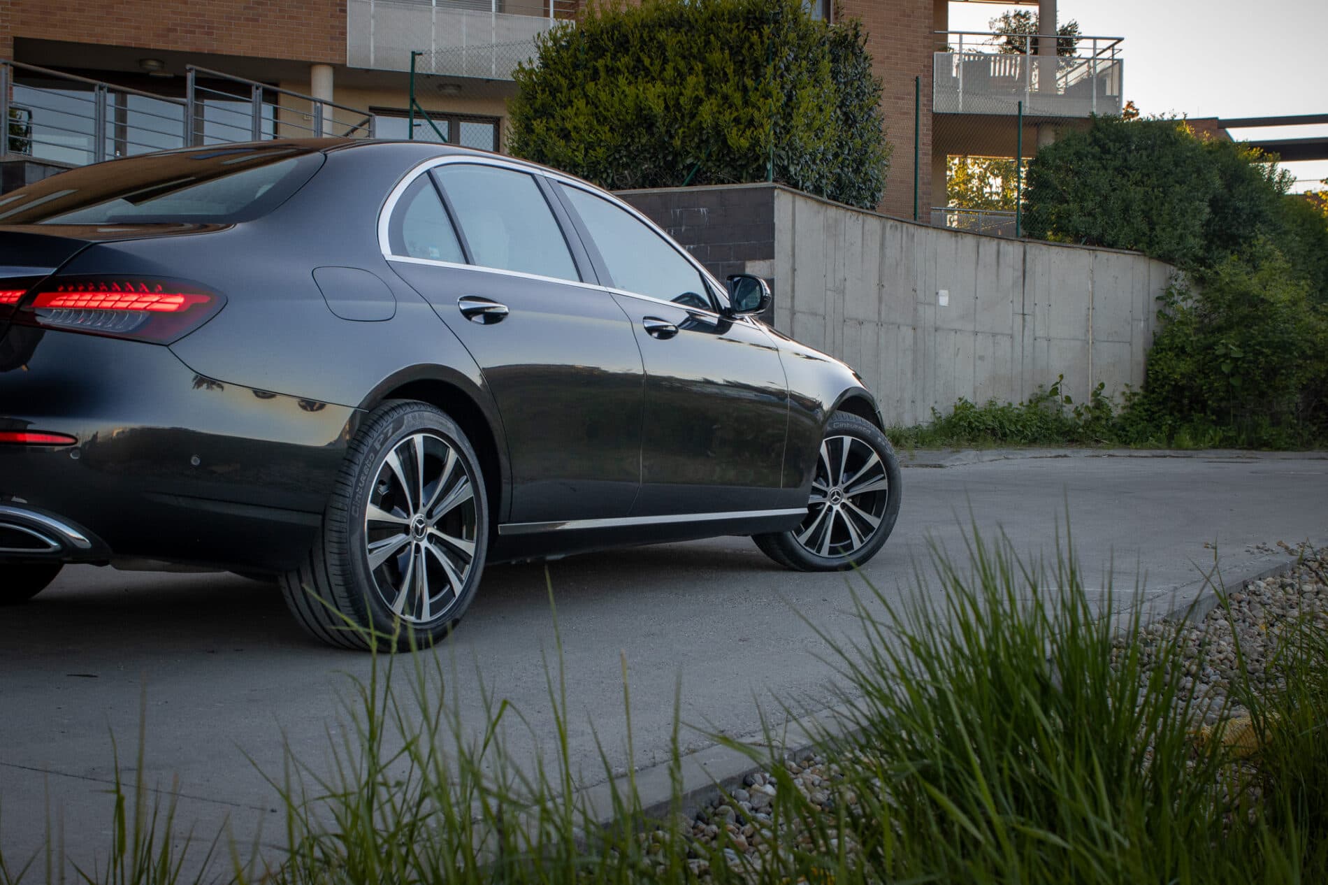2021 Mercedes-Benz E 300, sivá sedan, 55 936 km