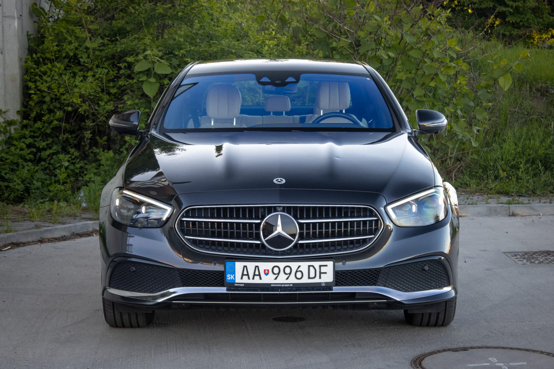 2021 Mercedes-Benz E 300, sivá sedan, 55 936 km