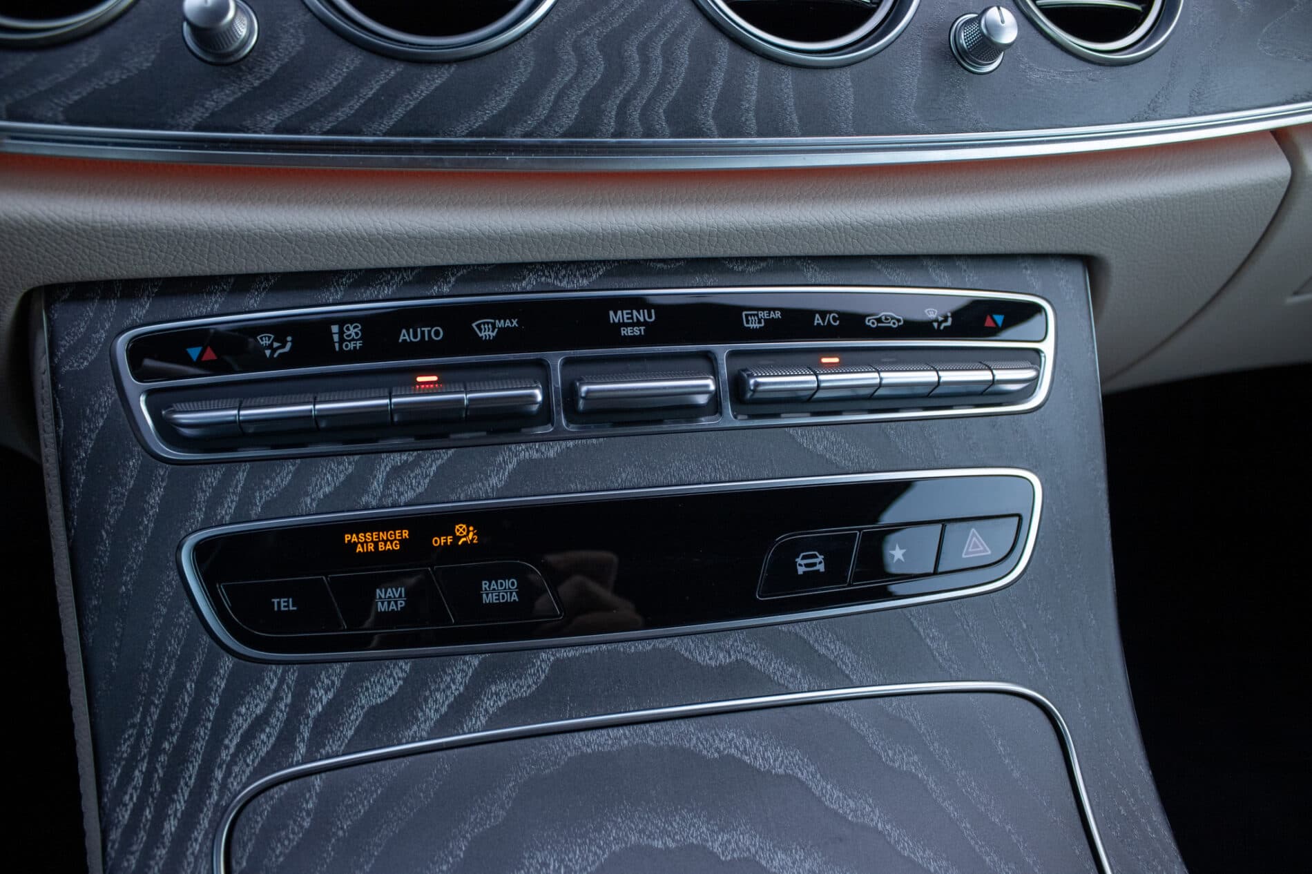 2021 Mercedes-Benz E 300, sivá sedan, 55 936 km