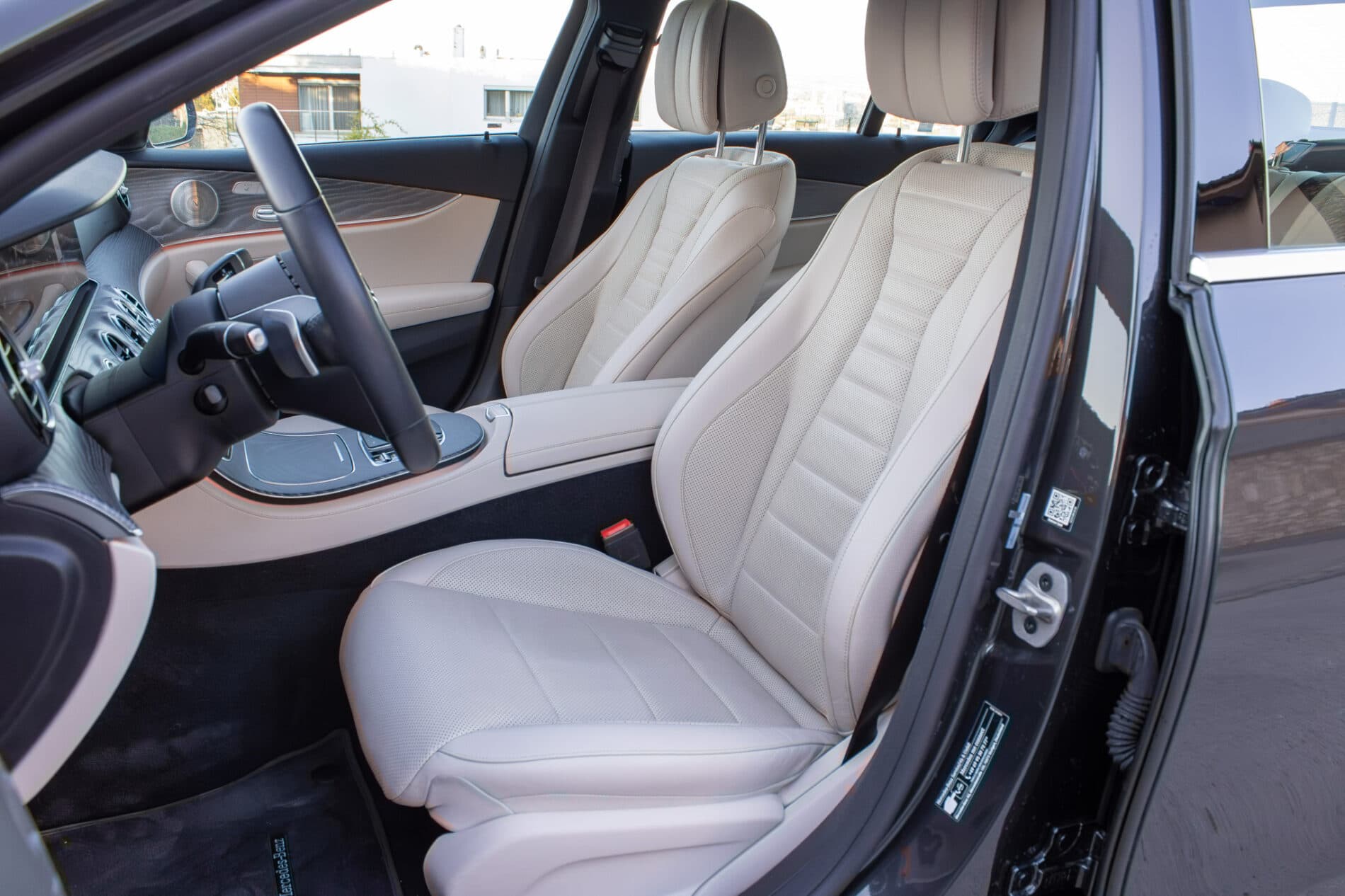 2021 Mercedes-Benz E 300, sivá sedan, 55 936 km
