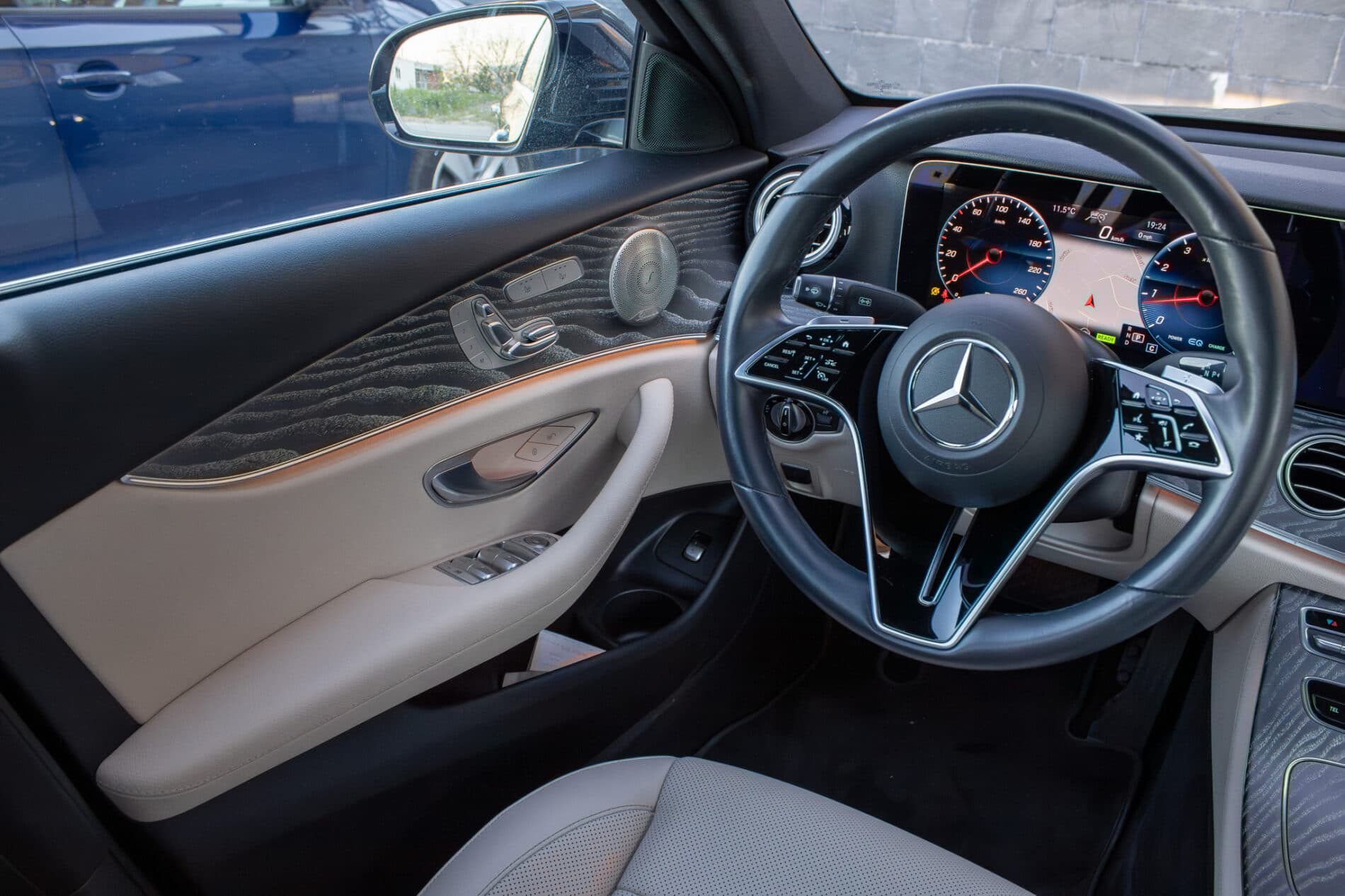 2021 Mercedes-Benz E 300, sivá sedan, 55 936 km