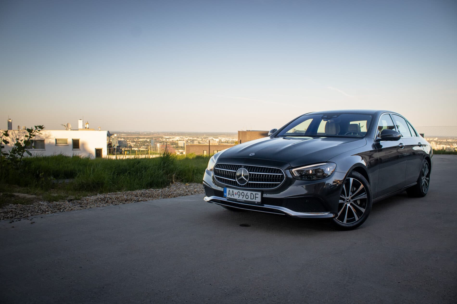 2021 Mercedes-Benz E 300, sivá sedan, 55 936 km