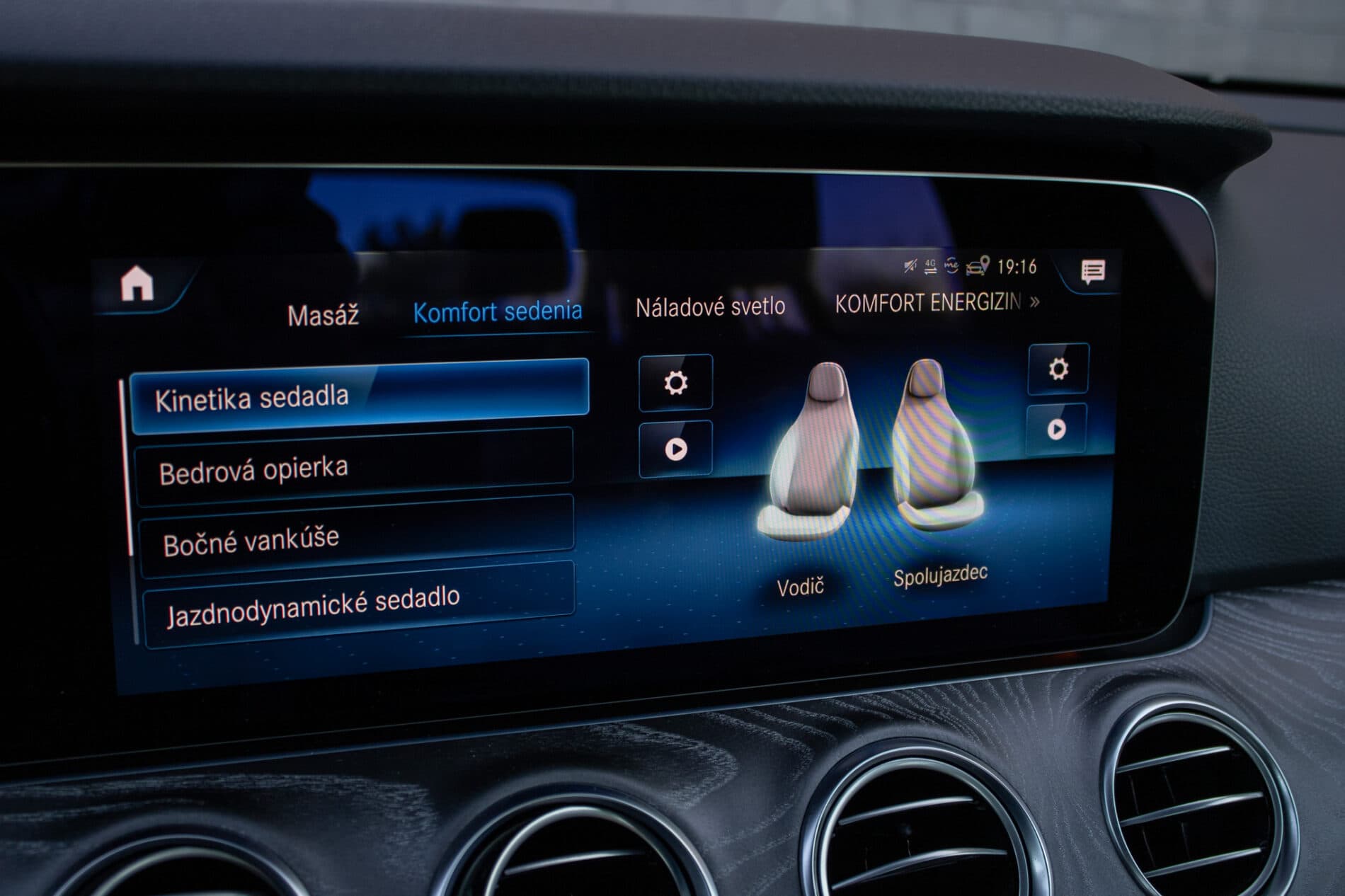 2021 Mercedes-Benz E 300, sivá sedan, 55 936 km