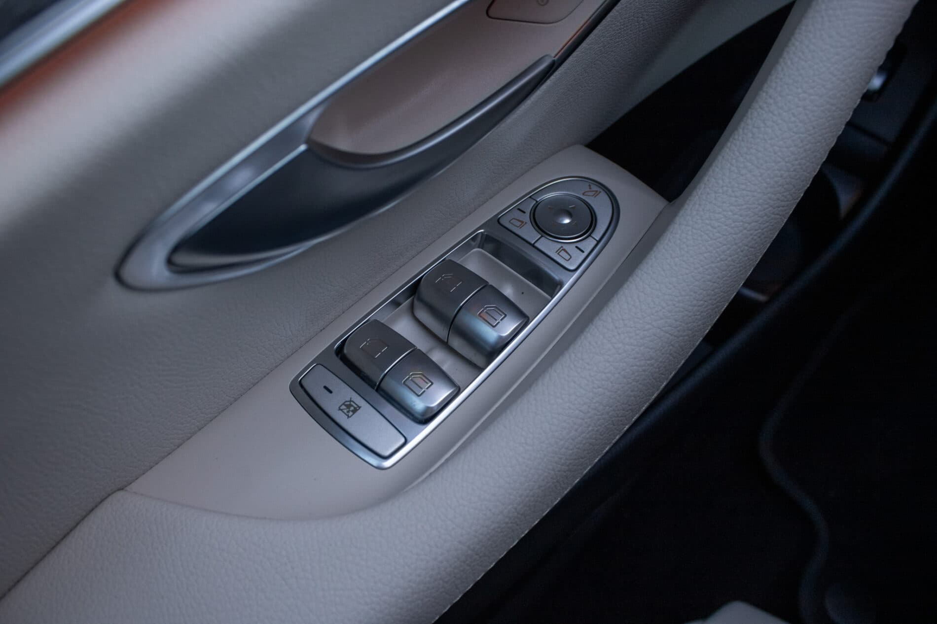 2021 Mercedes-Benz E 300, sivá sedan, 55 936 km