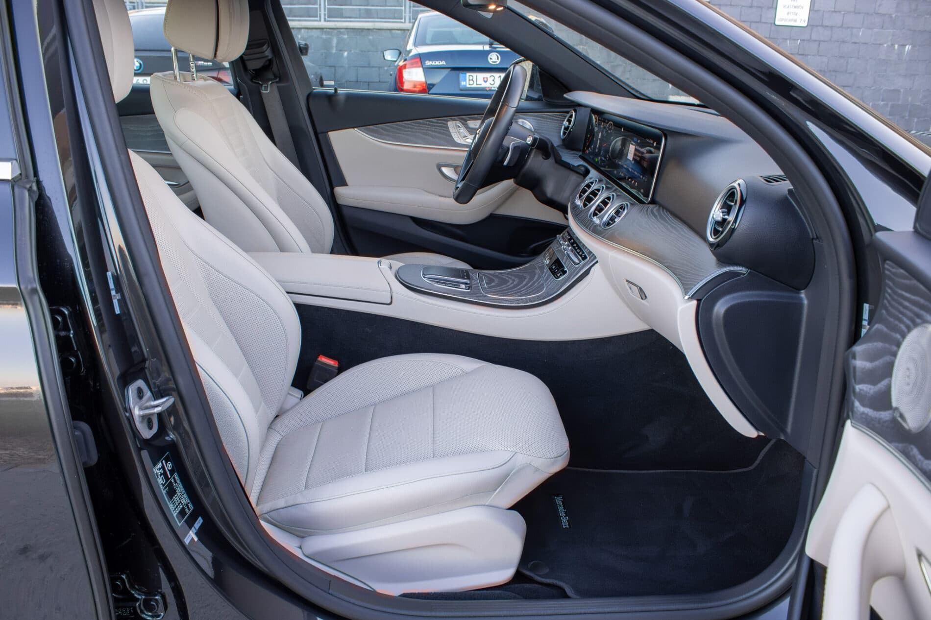2021 Mercedes-Benz E 300, sivá sedan, 55 936 km