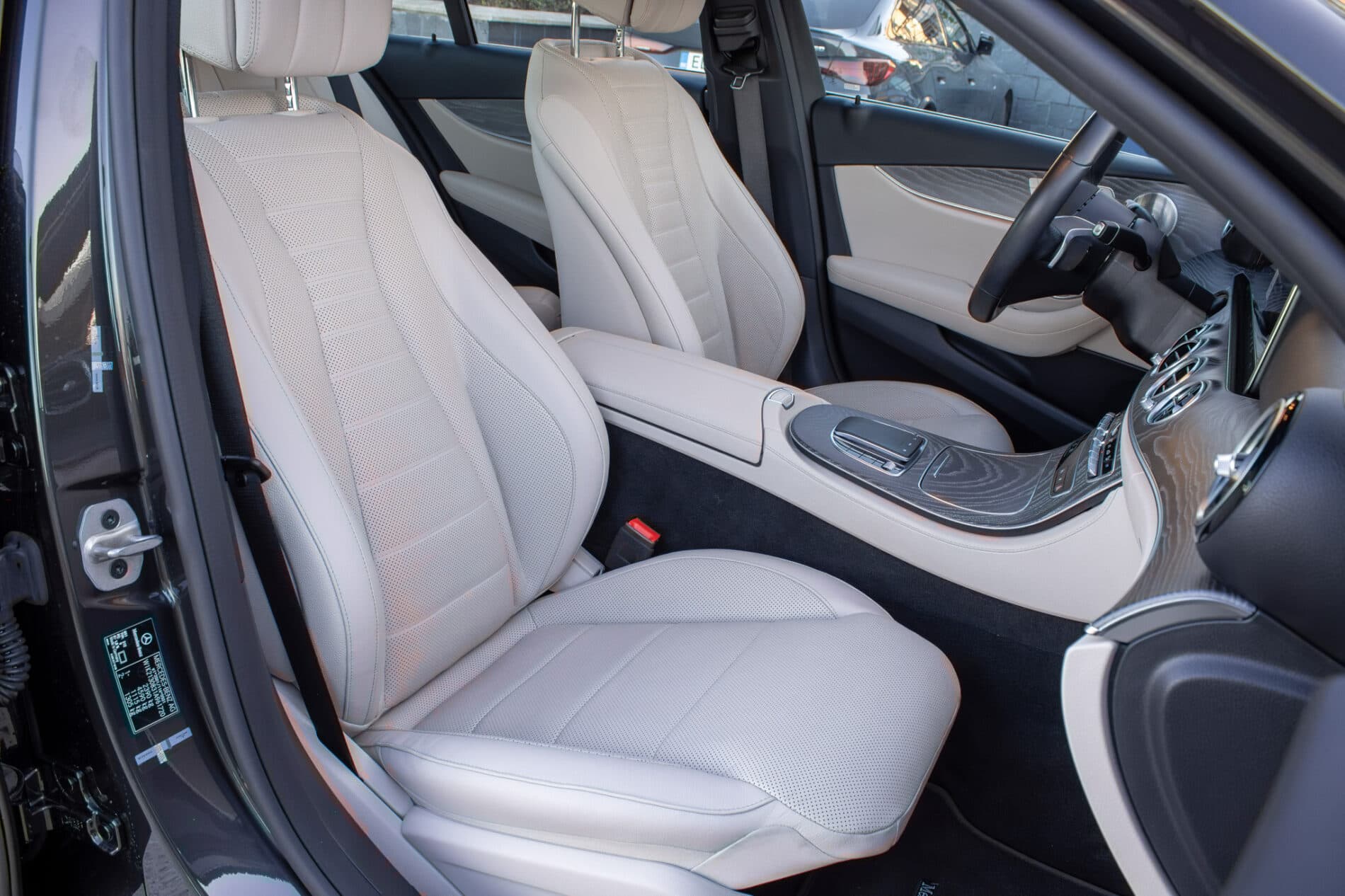 2021 Mercedes-Benz E 300, sivá sedan, 55 936 km