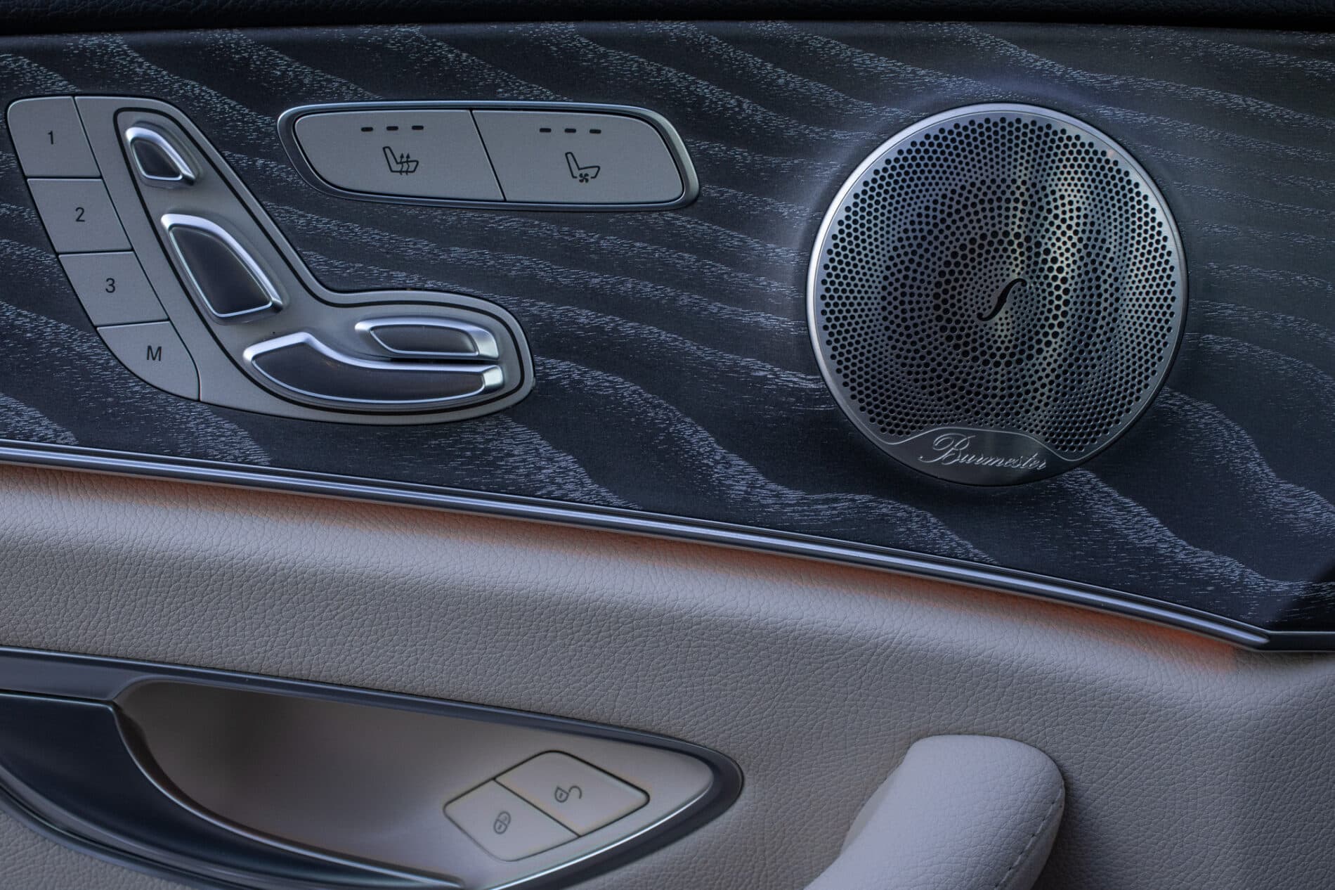 2021 Mercedes-Benz E 300, sivá sedan, 55 936 km