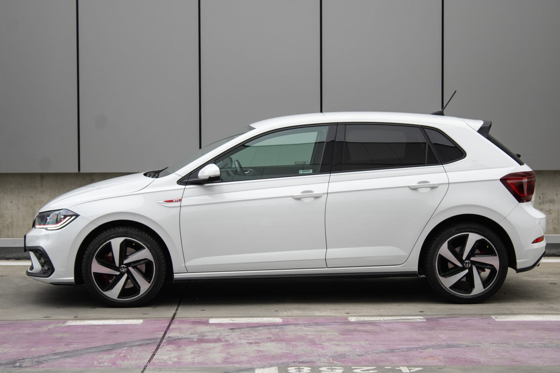 2022 Volkswagen Polo GTI, biela hatchback, 53 706 km