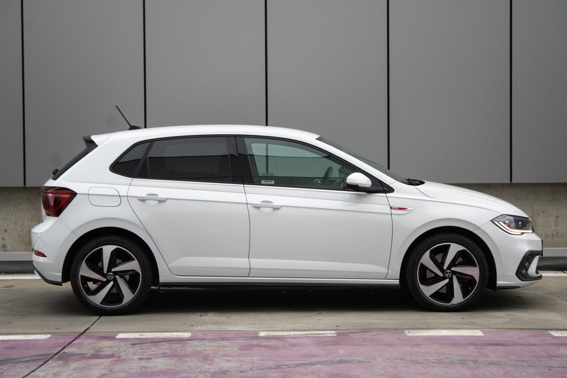 2022 Volkswagen Polo GTI, biela hatchback, 53 706 km