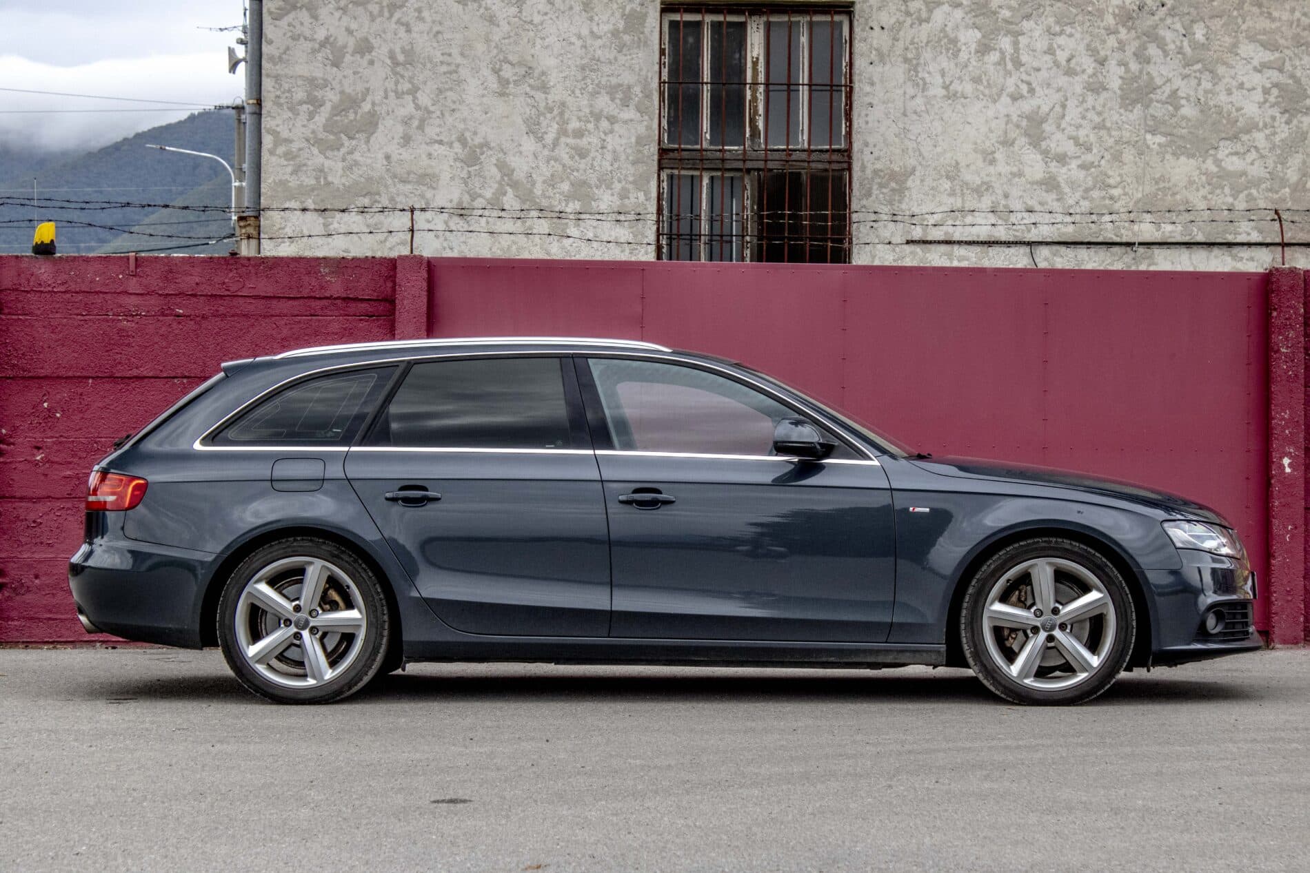 2009 AUDI A4, sivá kombi, 385 605 km