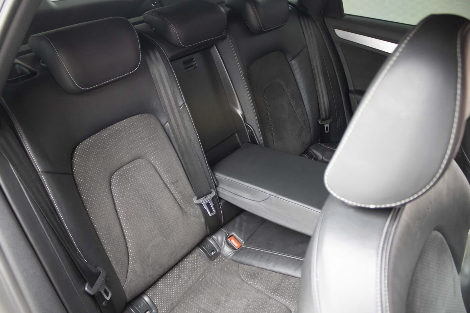 2009 AUDI A4, sivá kombi, 385 605 km