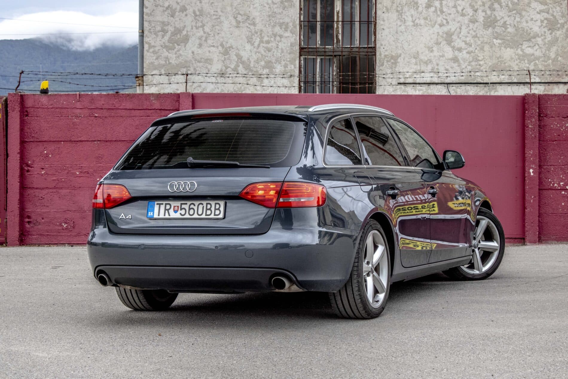 2009 AUDI A4, sivá kombi, 385 605 km