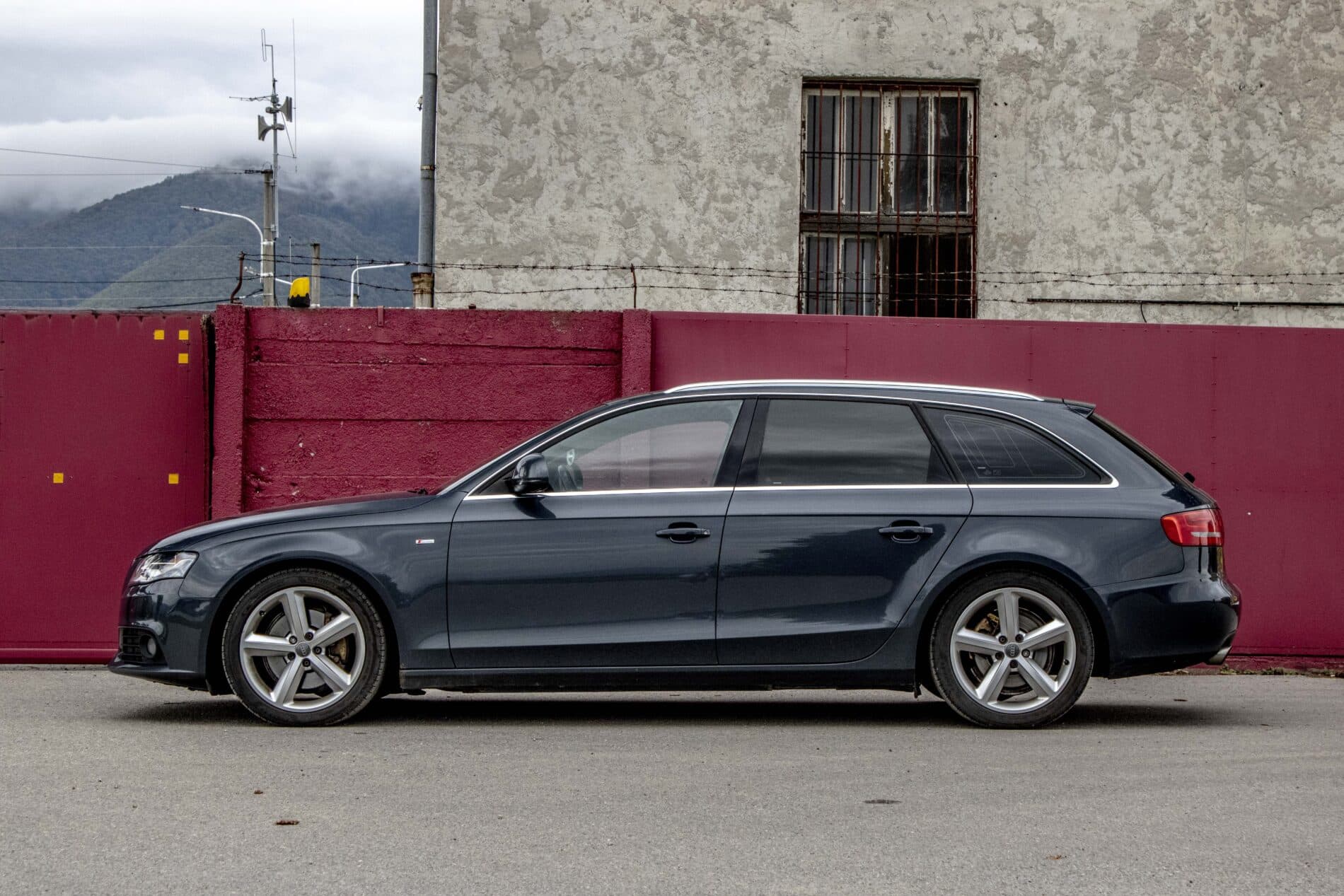2009 AUDI A4, sivá kombi, 385 605 km
