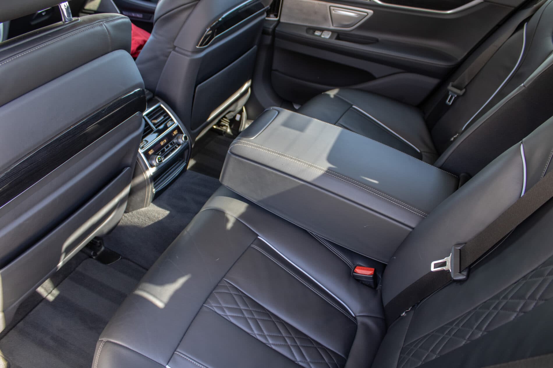 2016 BMW 740d, modrá sedan, 157 369 km