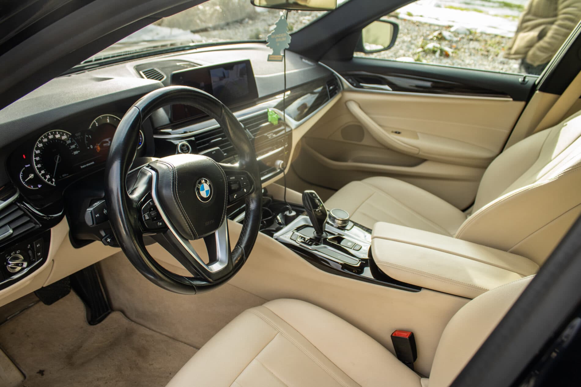 2017 BMW 530d, modrá sedan, 165 358 km
