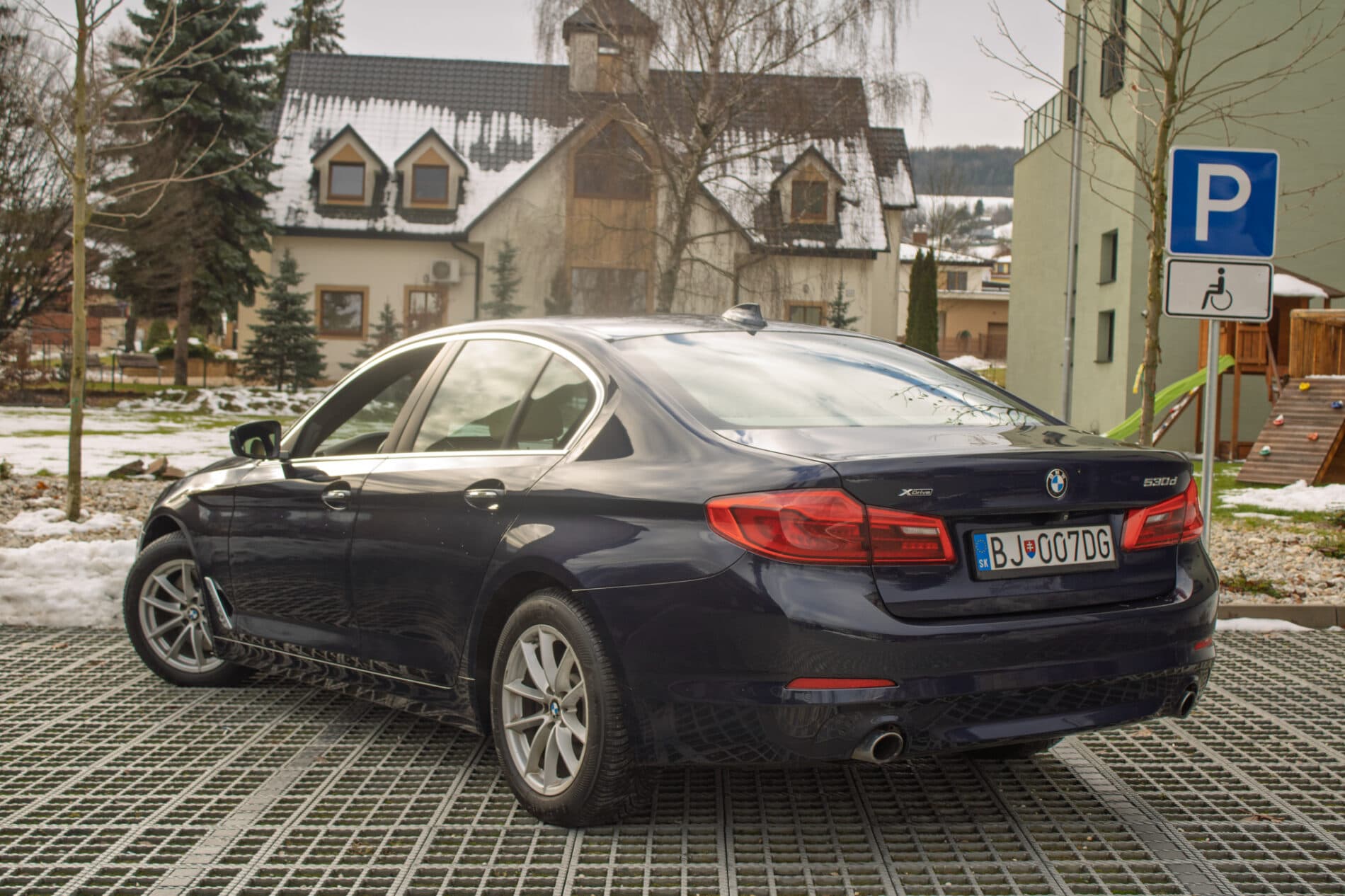 2017 BMW 530d, modrá sedan, 165 358 km