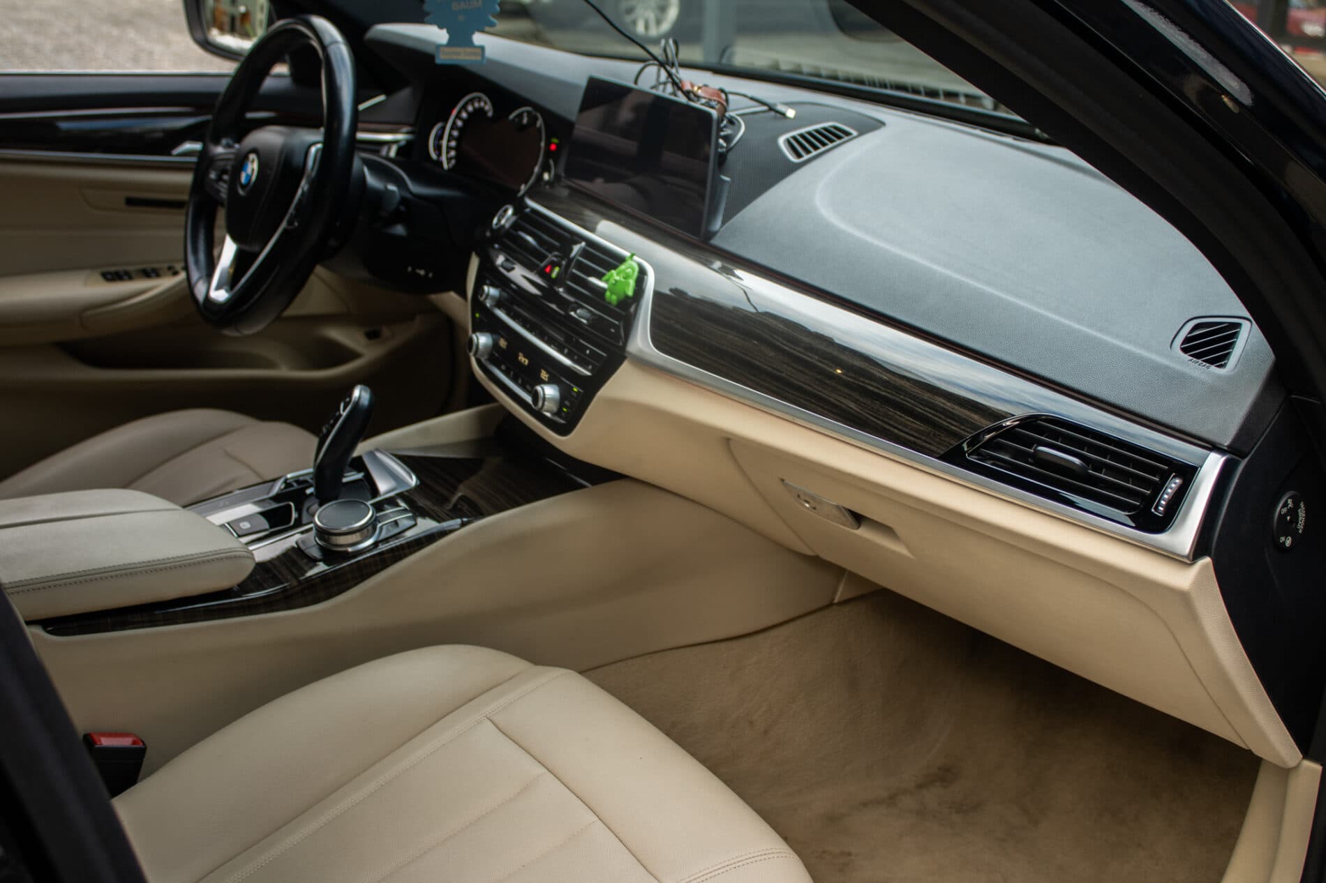 2017 BMW 530d, modrá sedan, 165 358 km